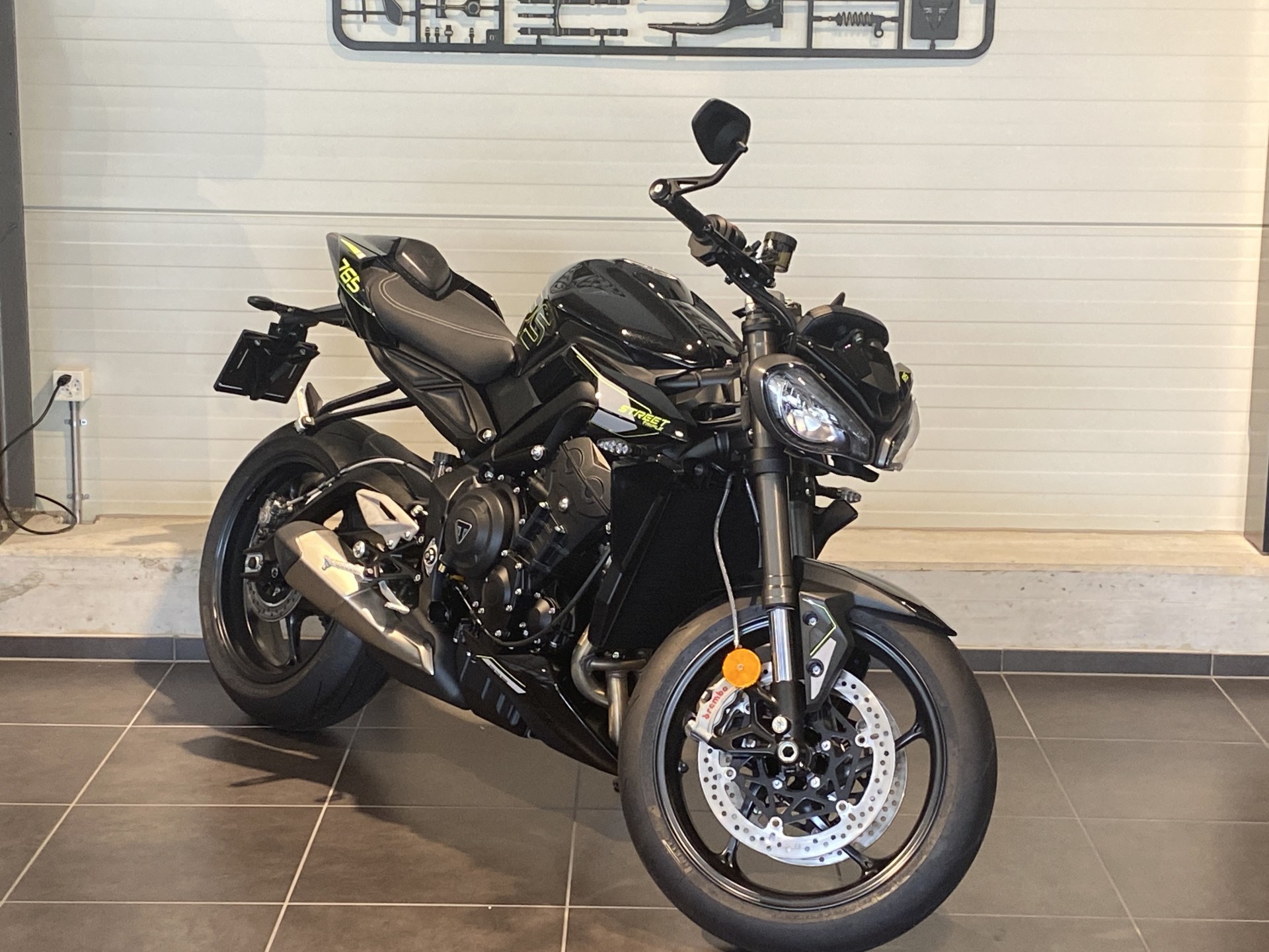 TRIUMPH Street Triple 765 RS "LEASING 1.9% ODER KUNDENVORTEIL VON CHF 765.-"-showroom-element-2