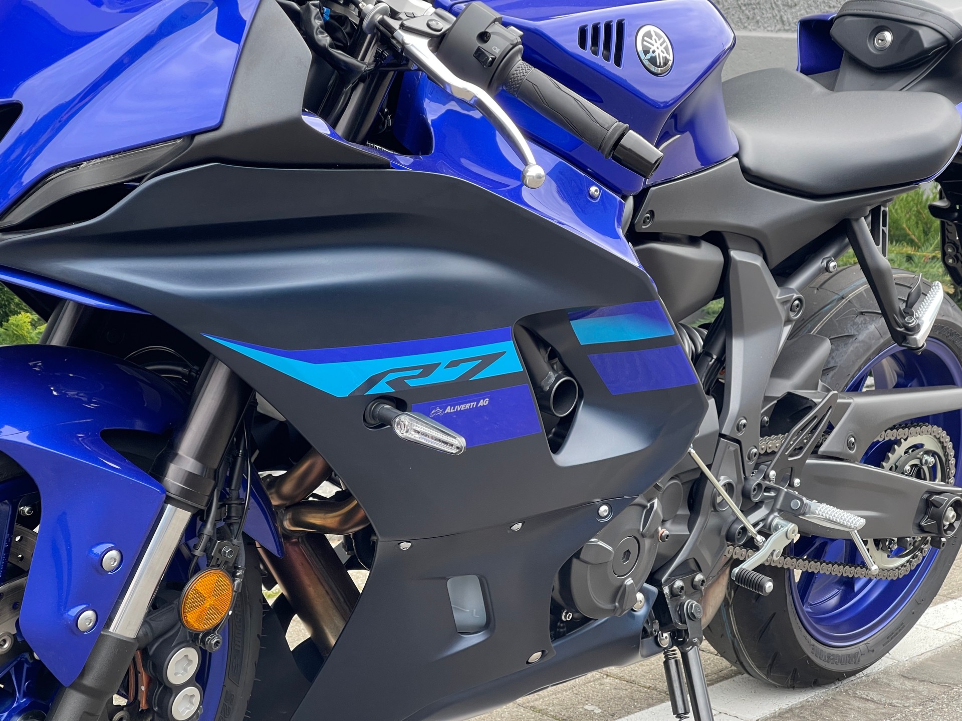 YAMAHA R7-showroom-element-2