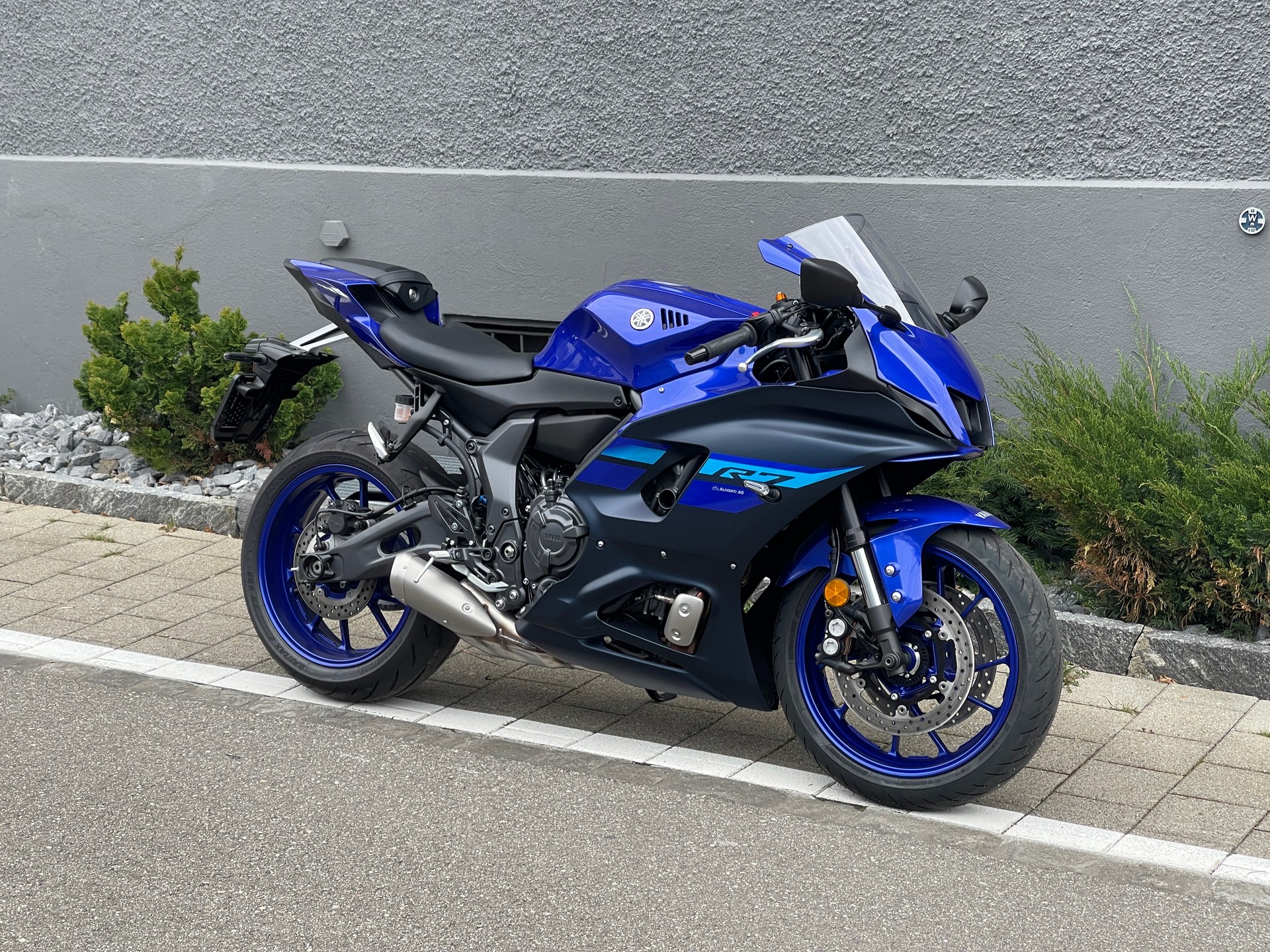 YAMAHA R7-image-9