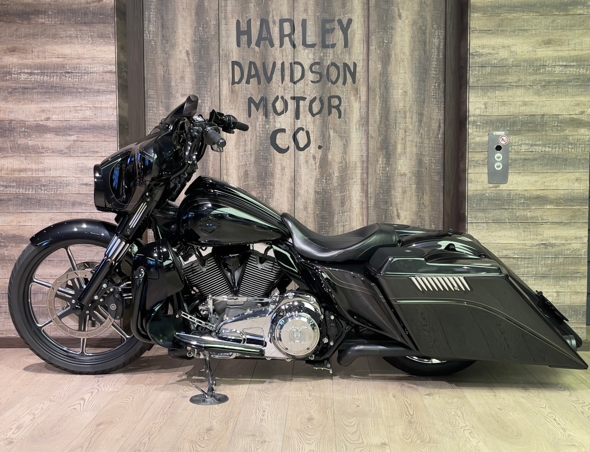 HARLEY-DAVIDSON FLHXSE3 - Street Glide CVO-showroom-element-3