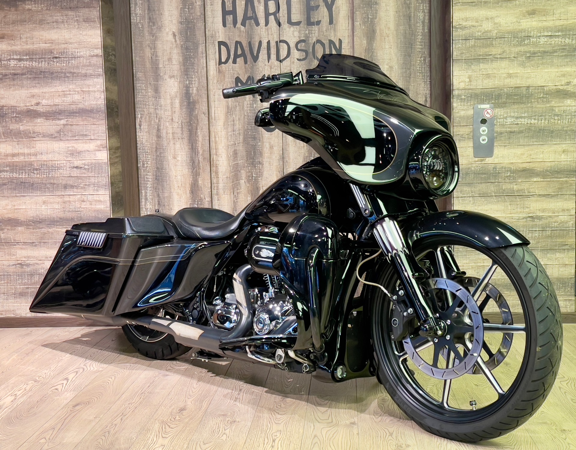HARLEY-DAVIDSON FLHXSE3 - Street Glide CVO-showroom-element-1