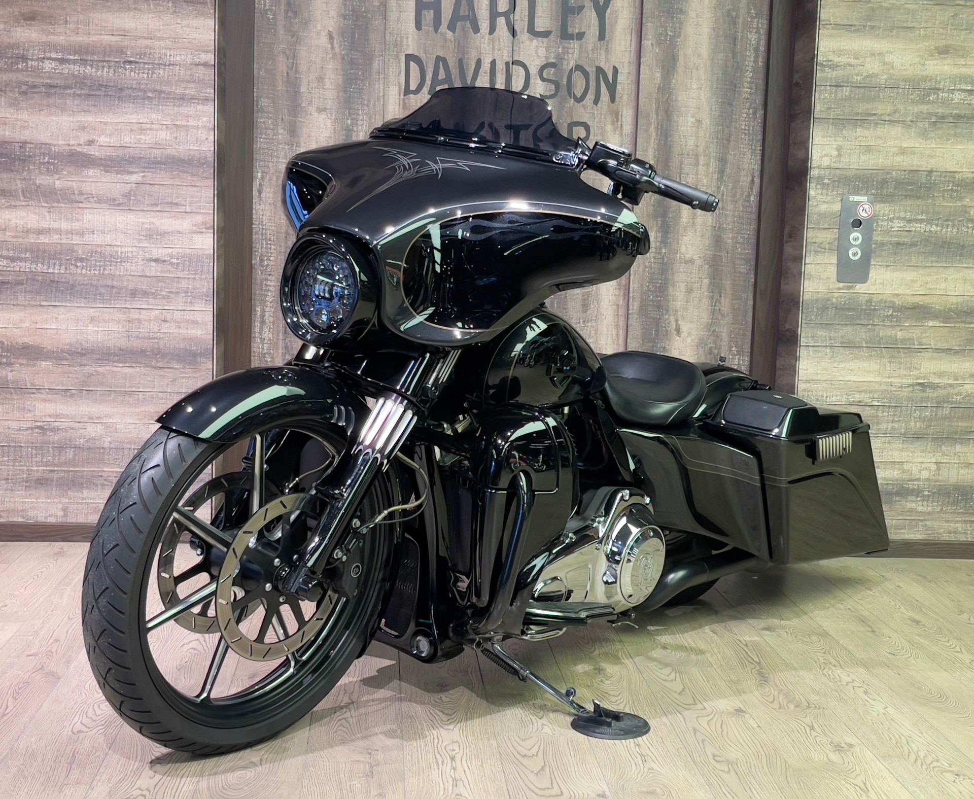HARLEY-DAVIDSON FLHXSE3 - Street Glide CVO-showroom-element-2
