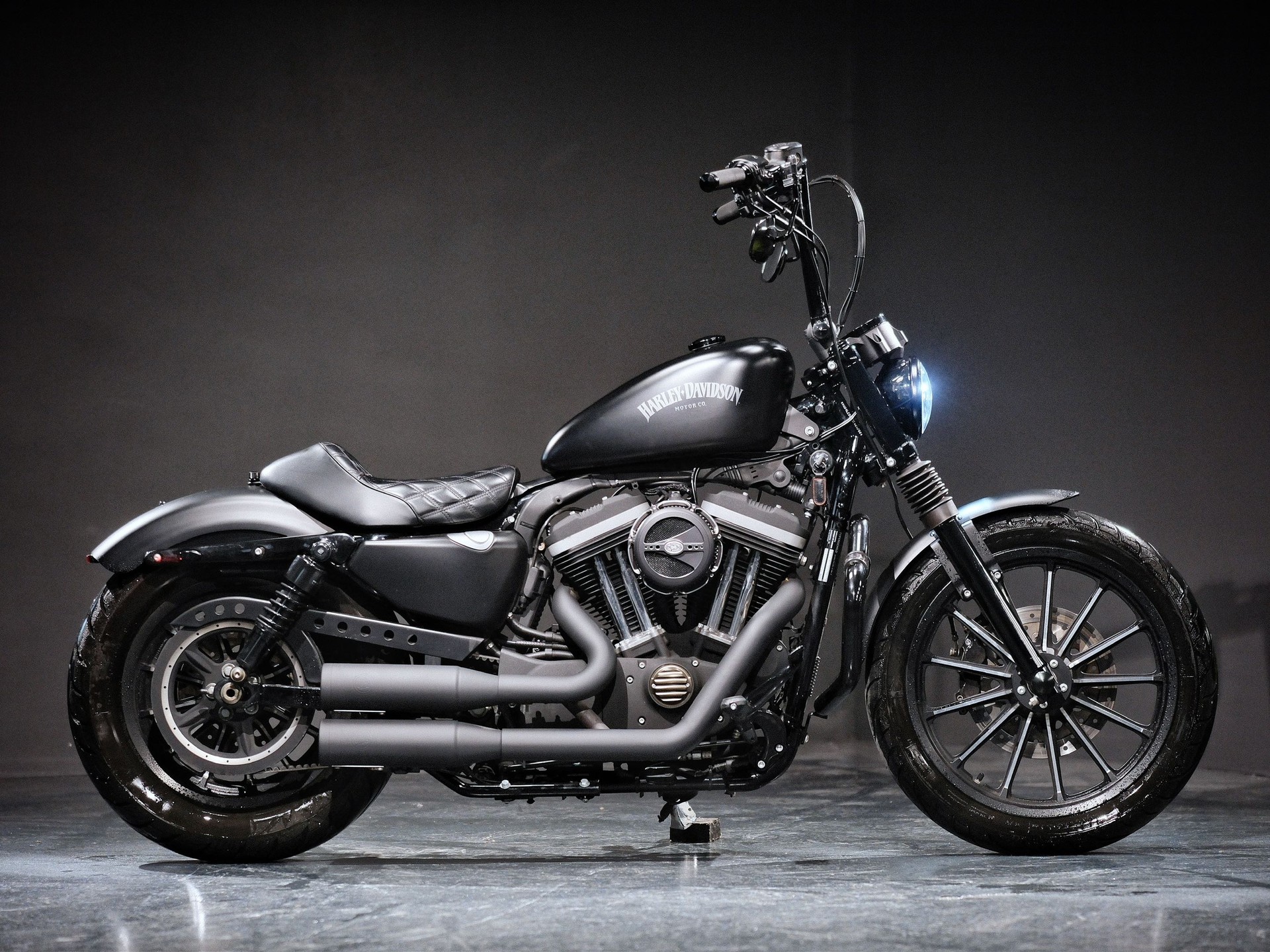 HARLEY-DAVIDSON XL 883 N Sportster Iron-showroom-element-1