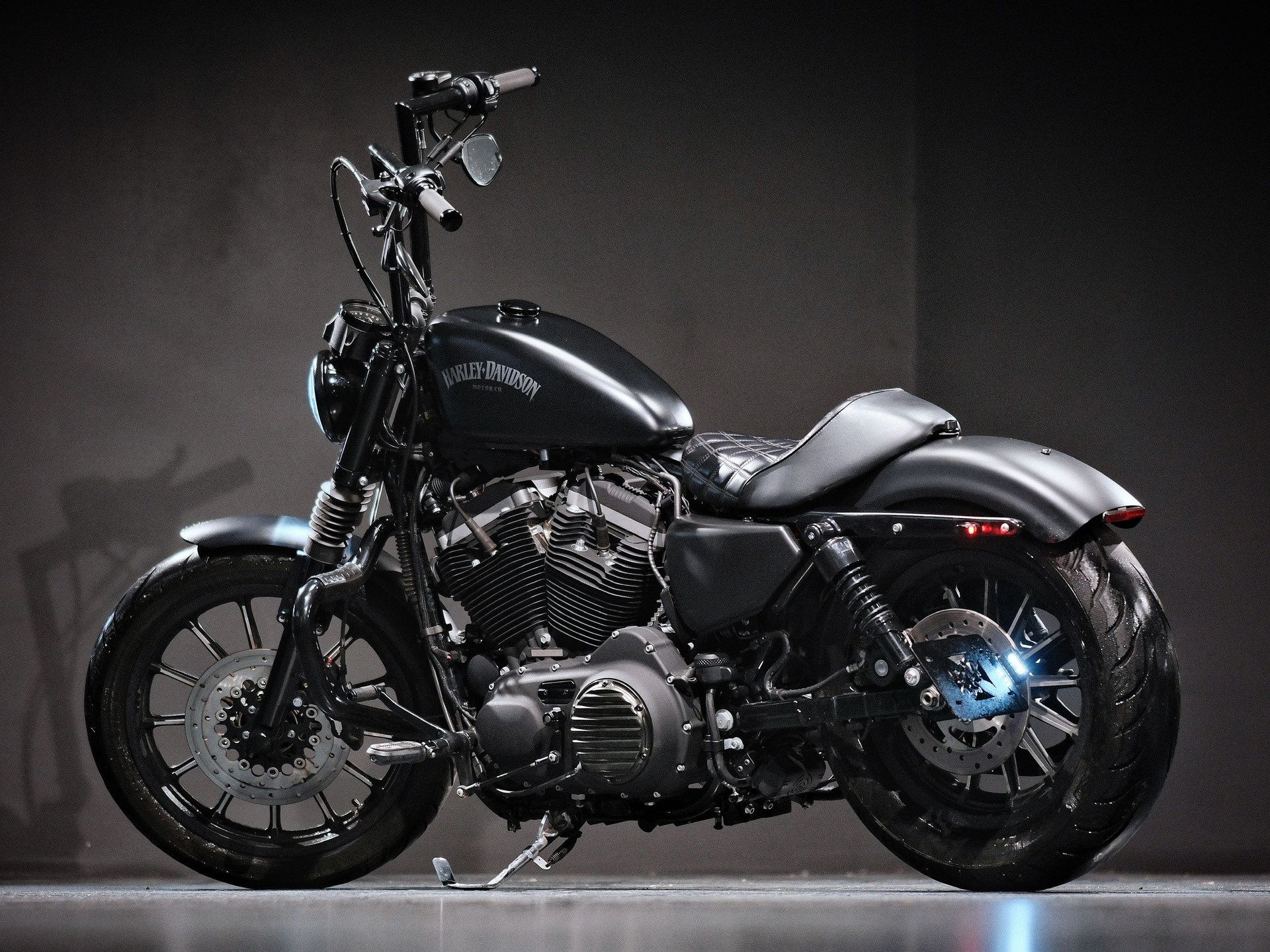 HARLEY-DAVIDSON XL 883 N Sportster Iron-showroom-element-3