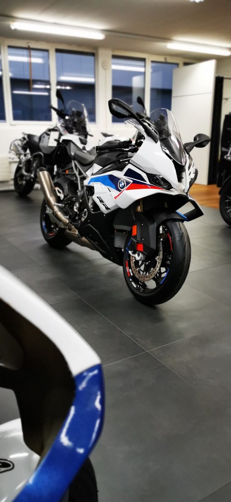 BMW S 1000 RR M Neufahrzeug - sofort Verfügbar-showroom-element-3