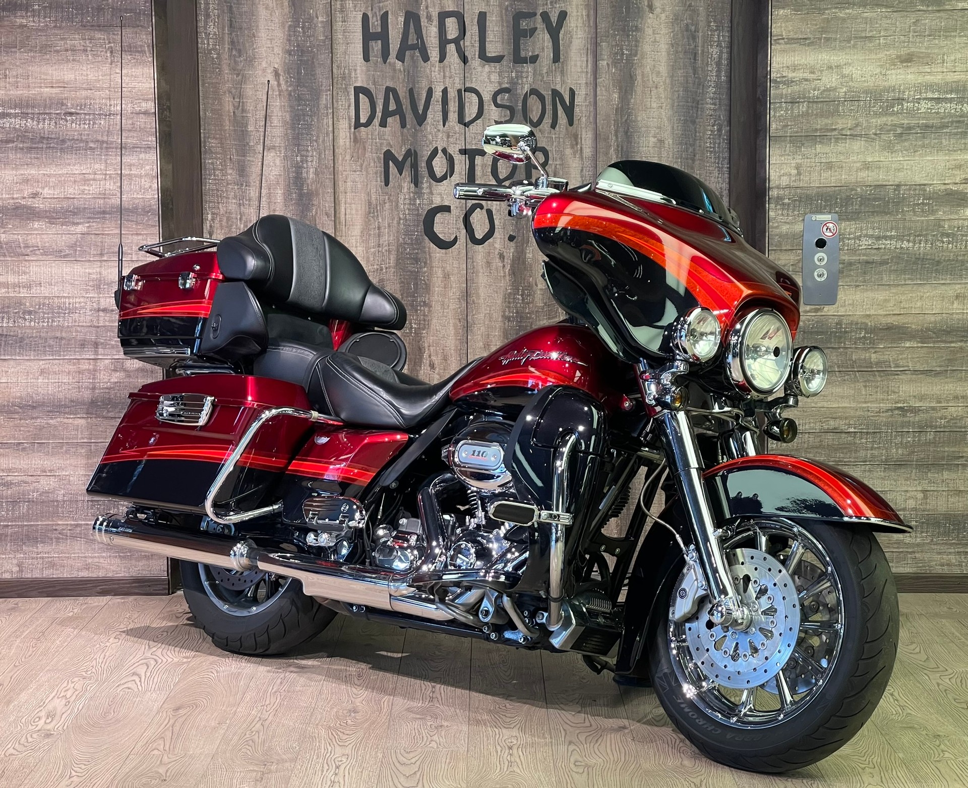 HARLEY-DAVIDSON FLHTCUSE4 Electra Glide Ultra Classic CVO ABS-showroom-element-1