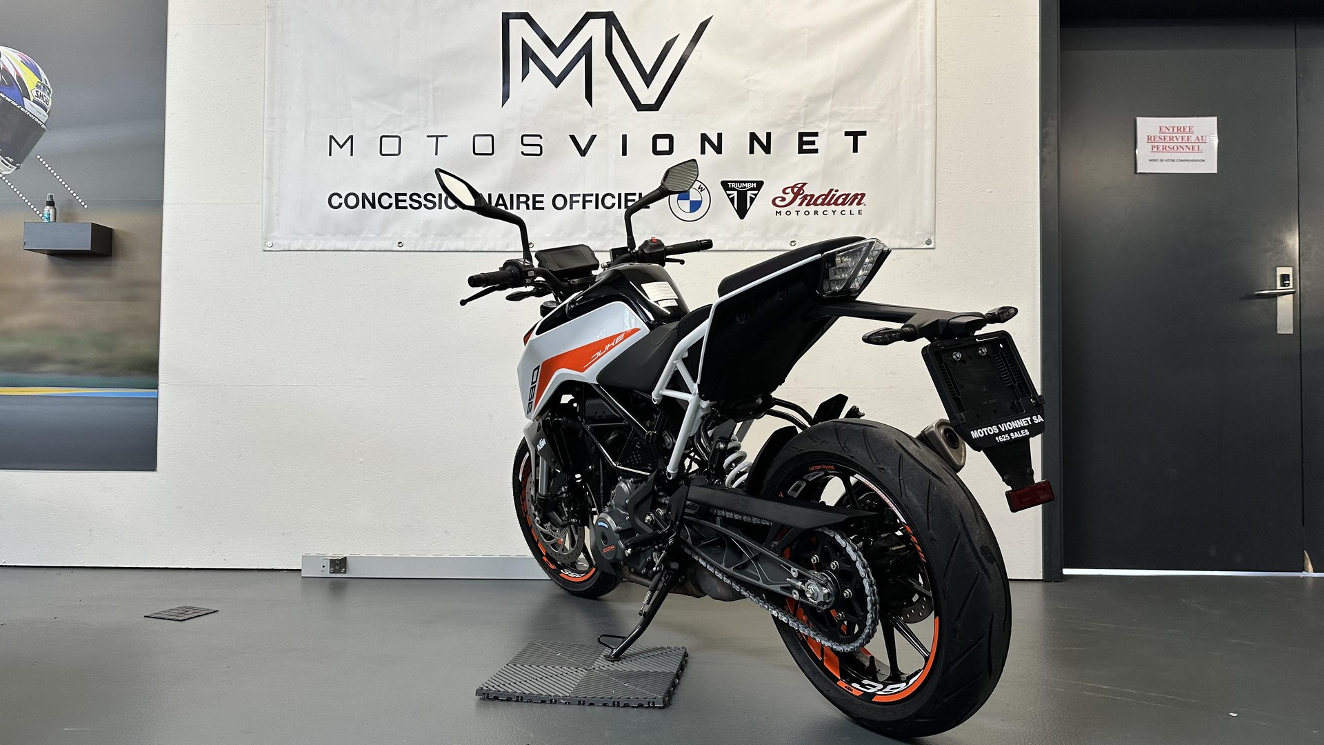 KTM 390 Duke-showroom-element-3