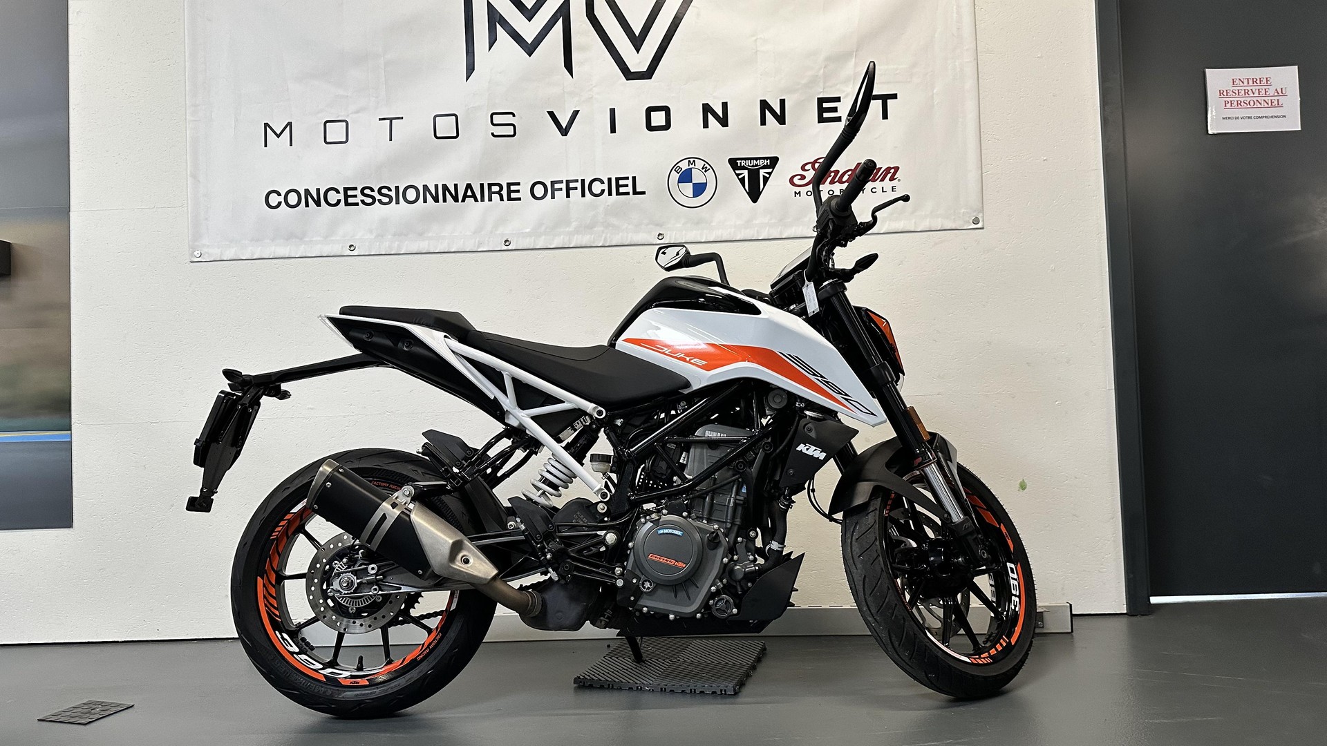 KTM 390 Duke-showroom-element-1