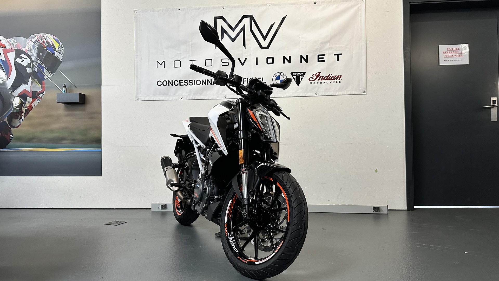 KTM 390 Duke-showroom-element-2