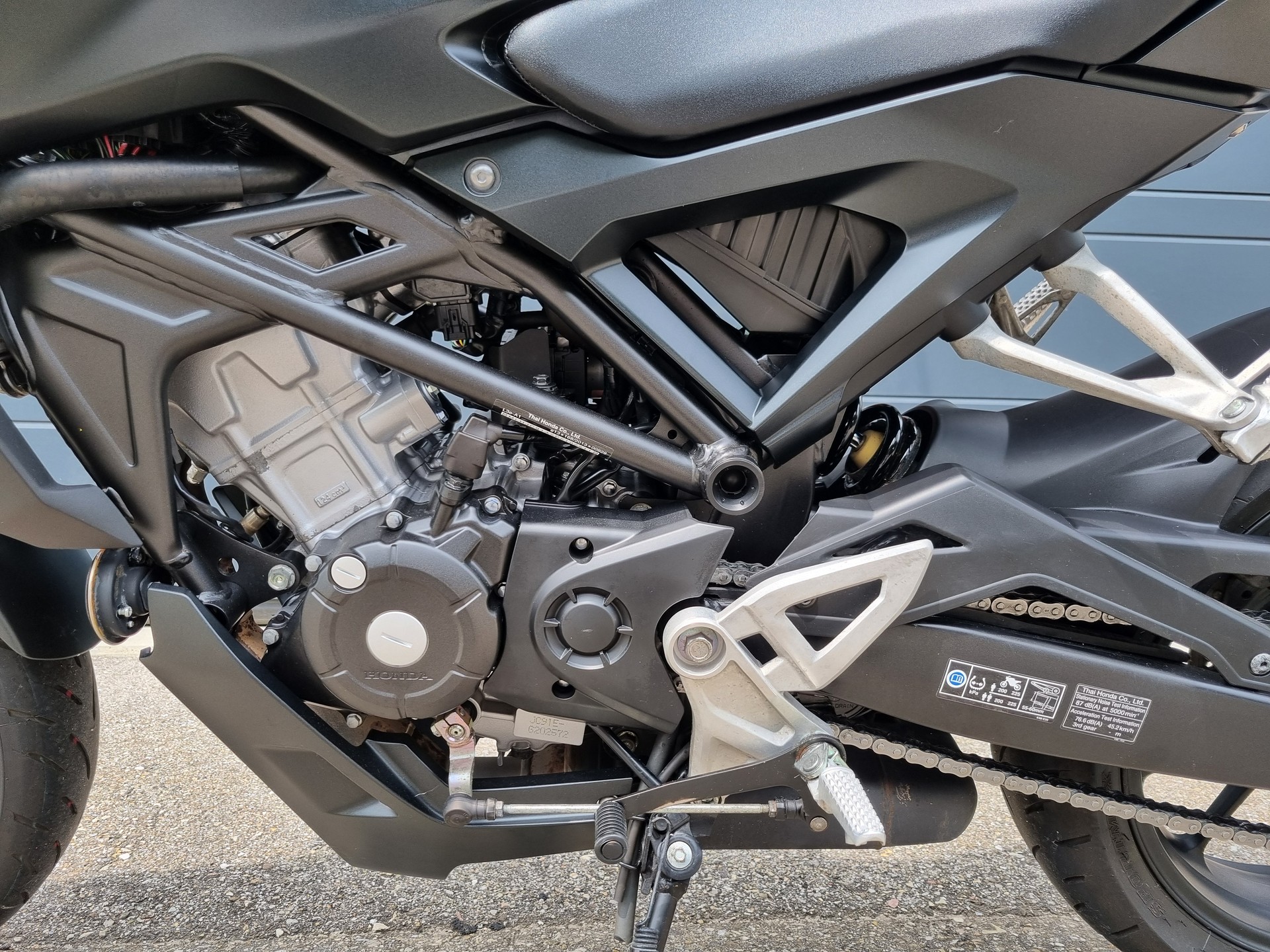 HONDA CB 125 R-showroom-element-3