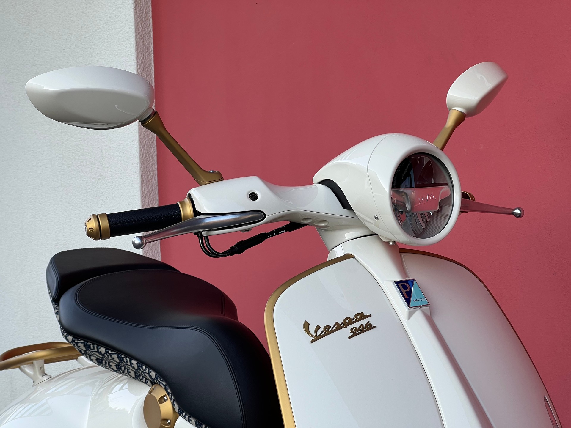 PIAGGIO Vespa 946 CHRISTIAN DIOR-showroom-element-2
