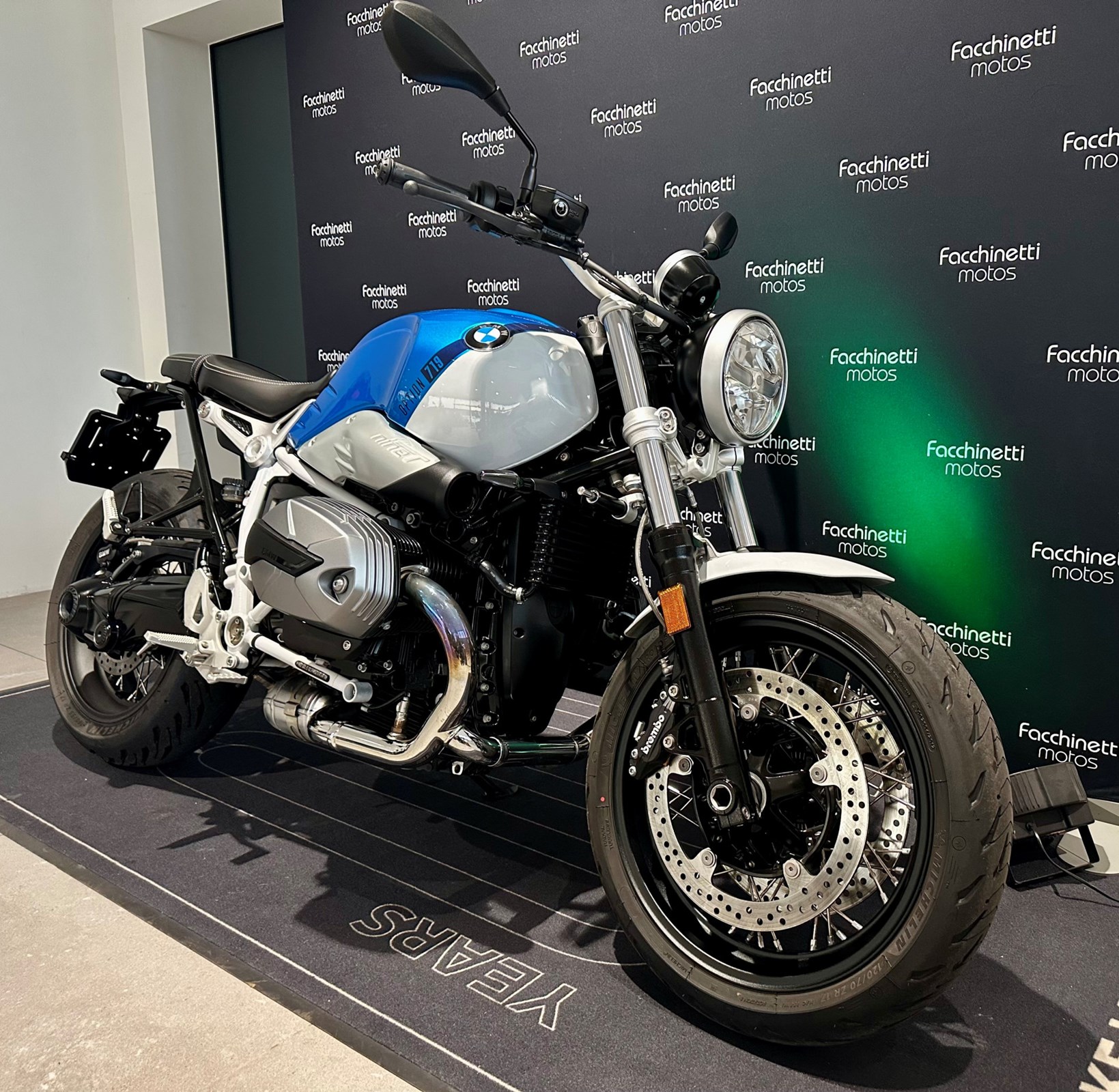 BMW R nineT Pure-showroom-element-1