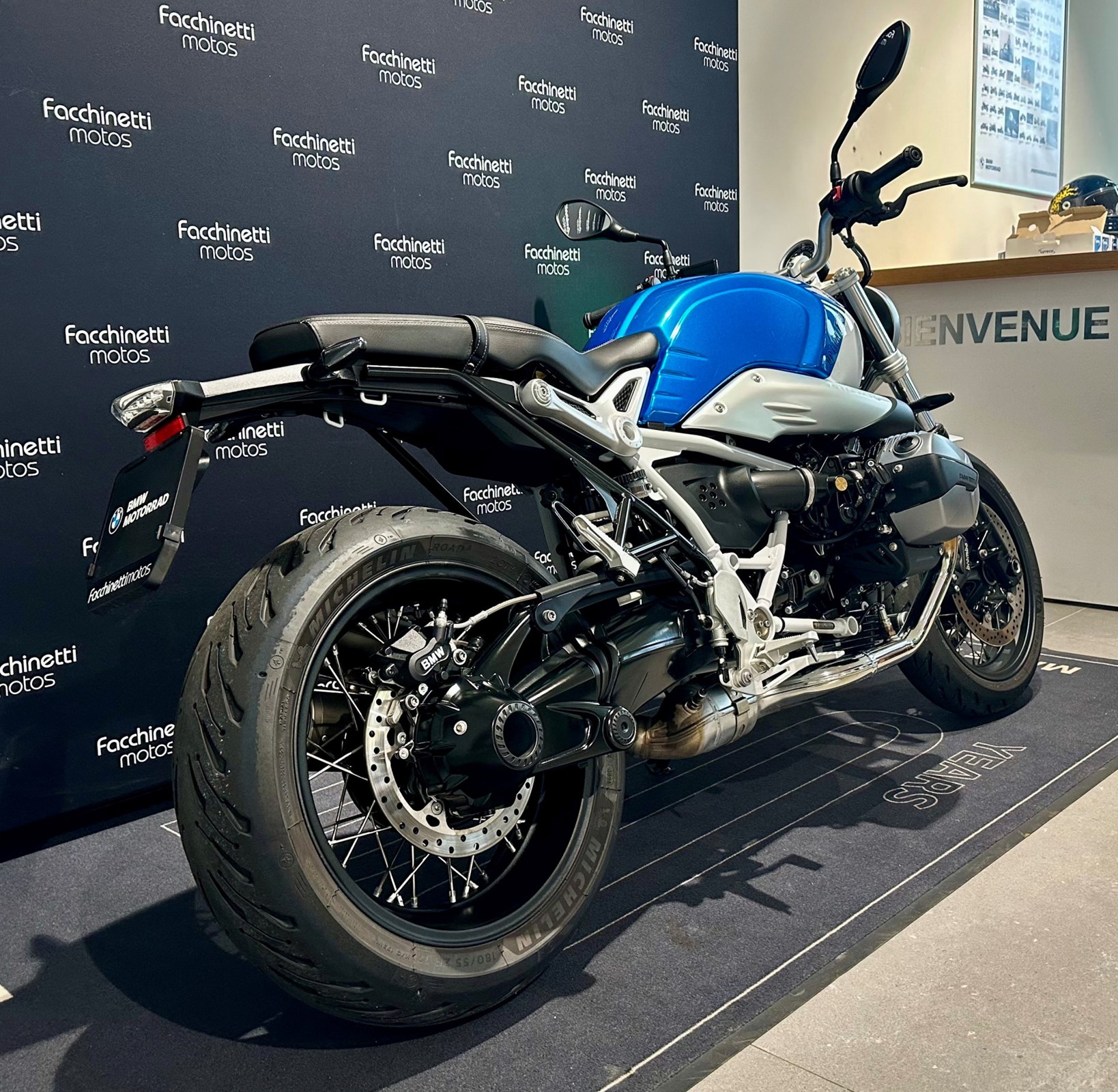 BMW R nineT Pure-showroom-element-2