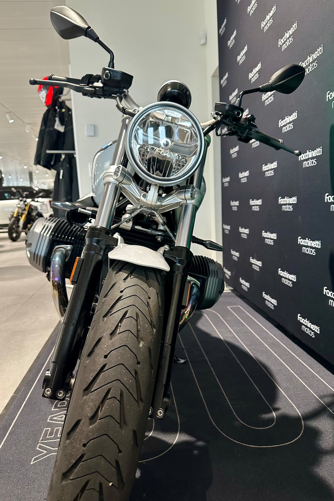 BMW R nineT Pure-showroom-element-3