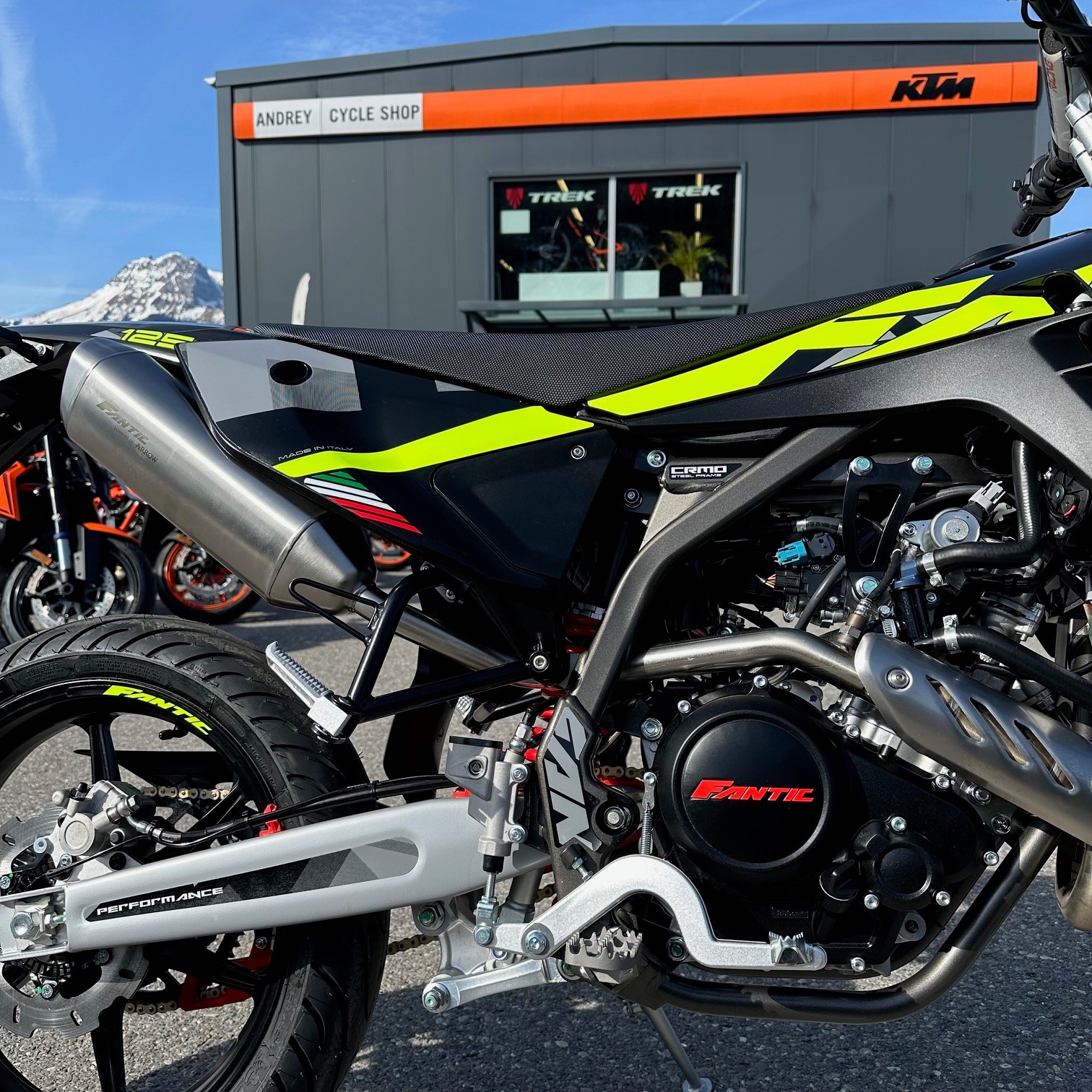 FANTIC XMF 125 Motard-showroom-element-2