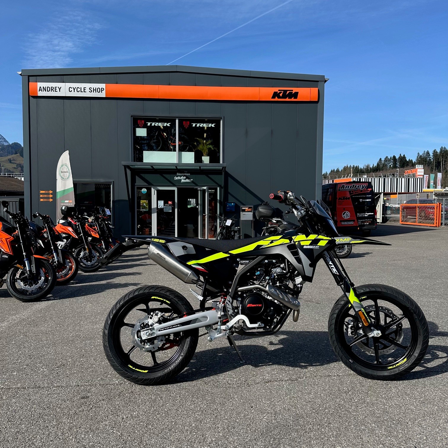 FANTIC XMF 125 Motard-showroom-element-1