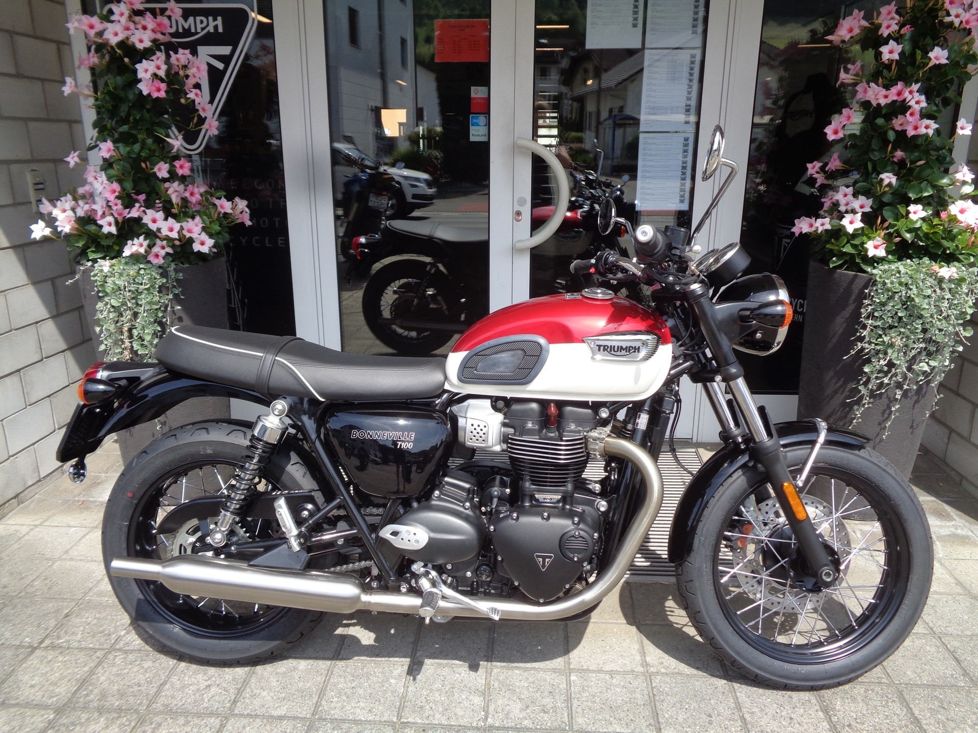 TRIUMPH Bonneville T100-showroom-element-2
