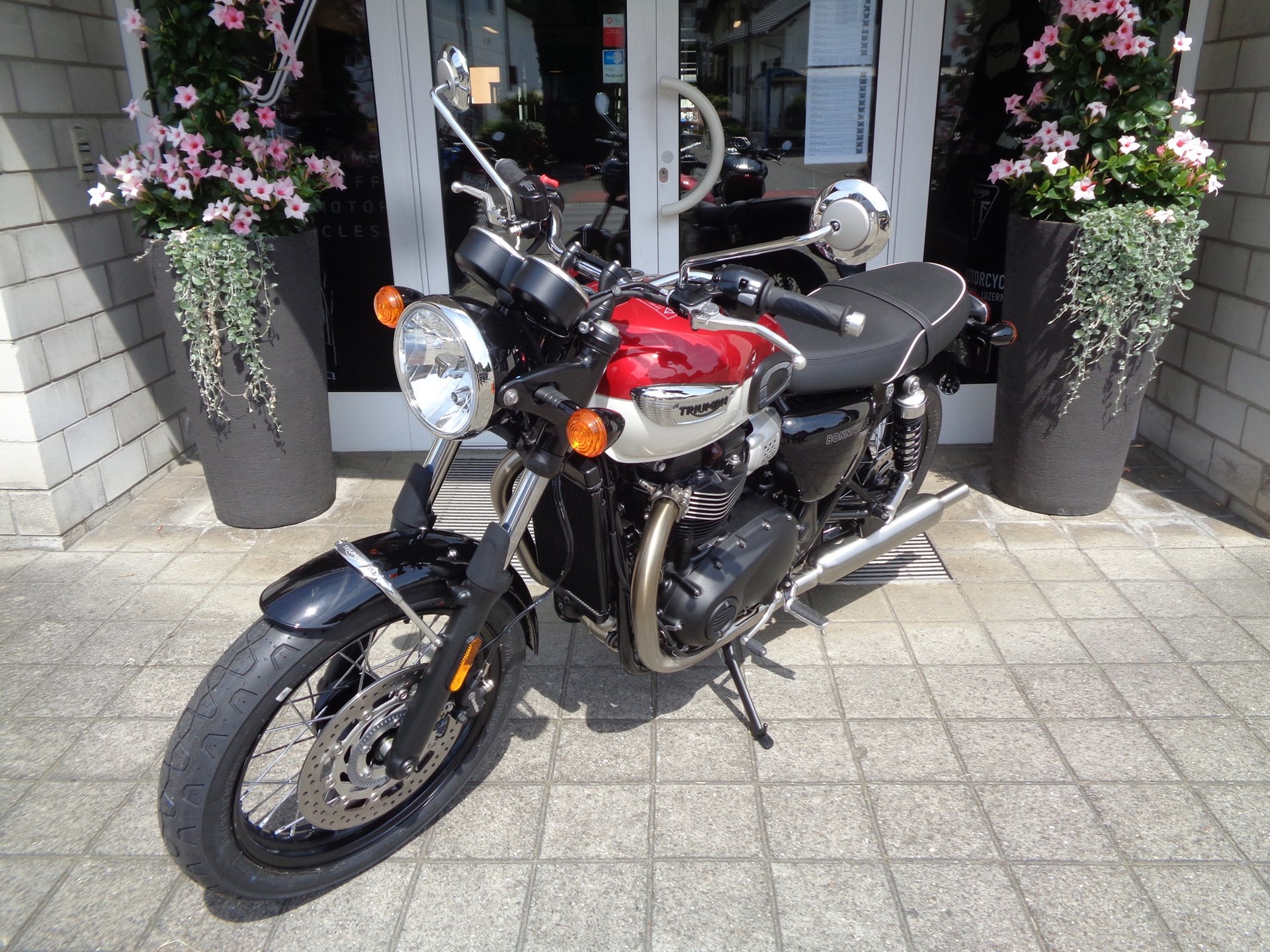 TRIUMPH Bonneville T100-showroom-element-3