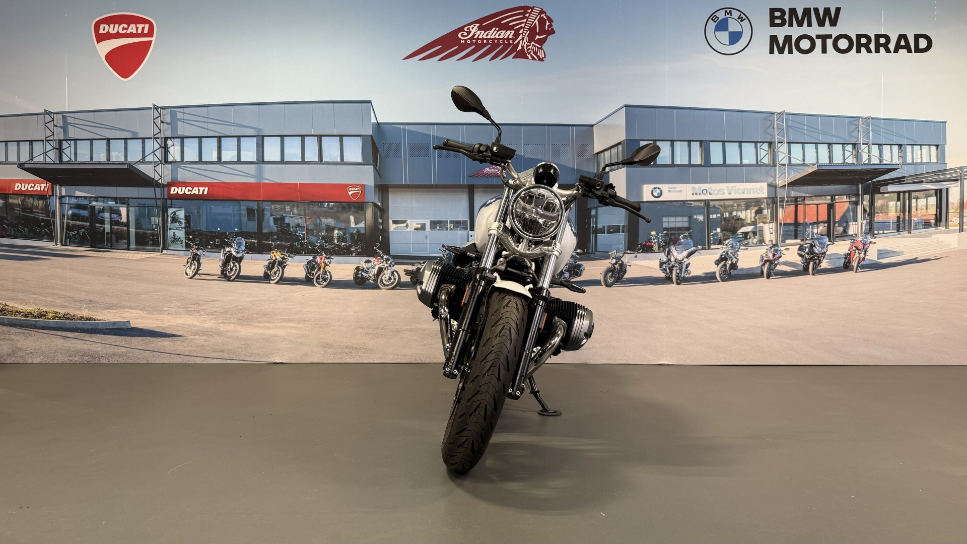 BMW R nineT Pure-showroom-element-1