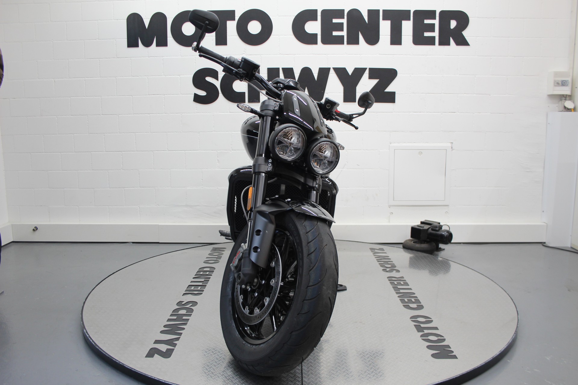 TRIUMPH Rocket 3 R Storm-showroom-element-2