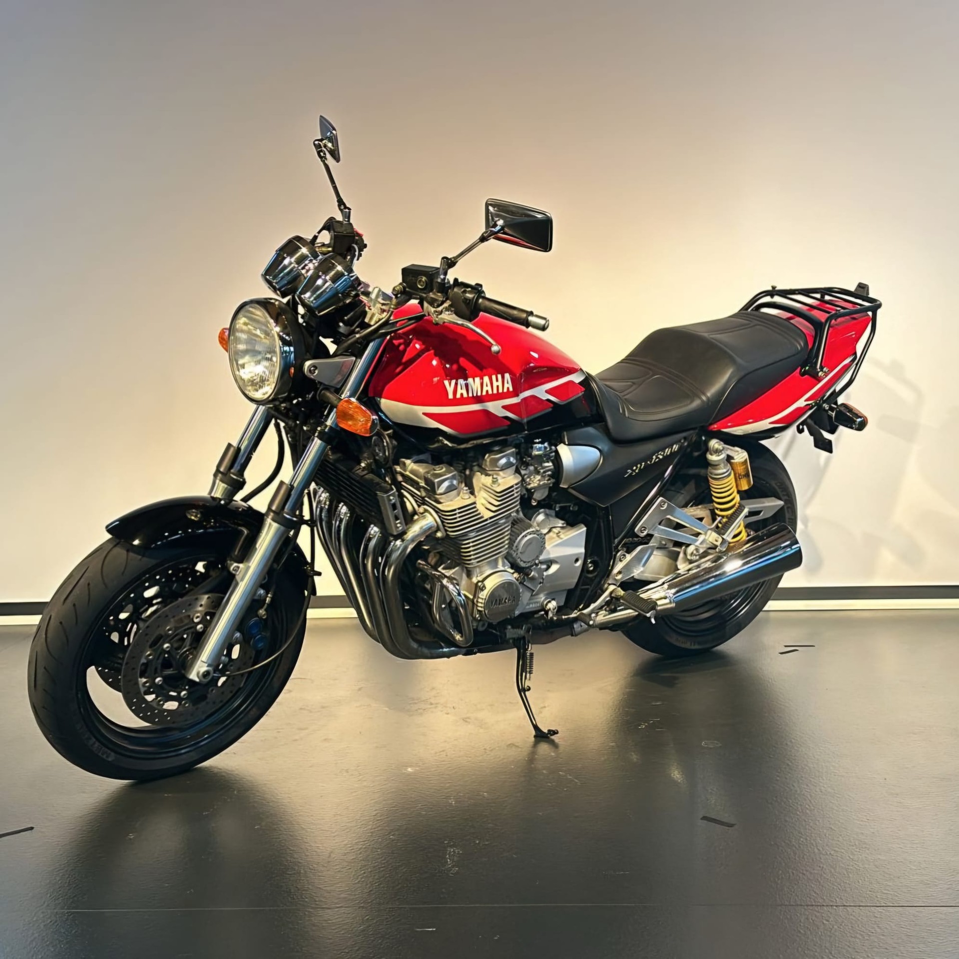 YAMAHA XJR 1300-showroom-element-2