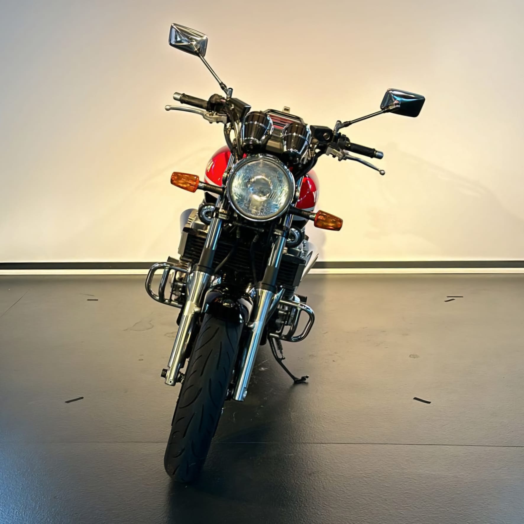 YAMAHA XJR 1300-showroom-element-1