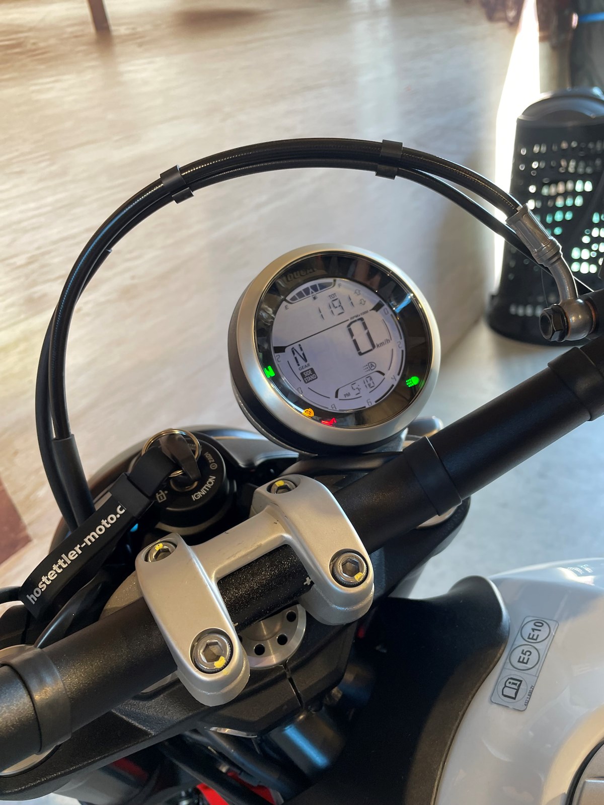 DUCATI SCRAMBLER URBAN MOTARD Urban Motard-showroom-element-2