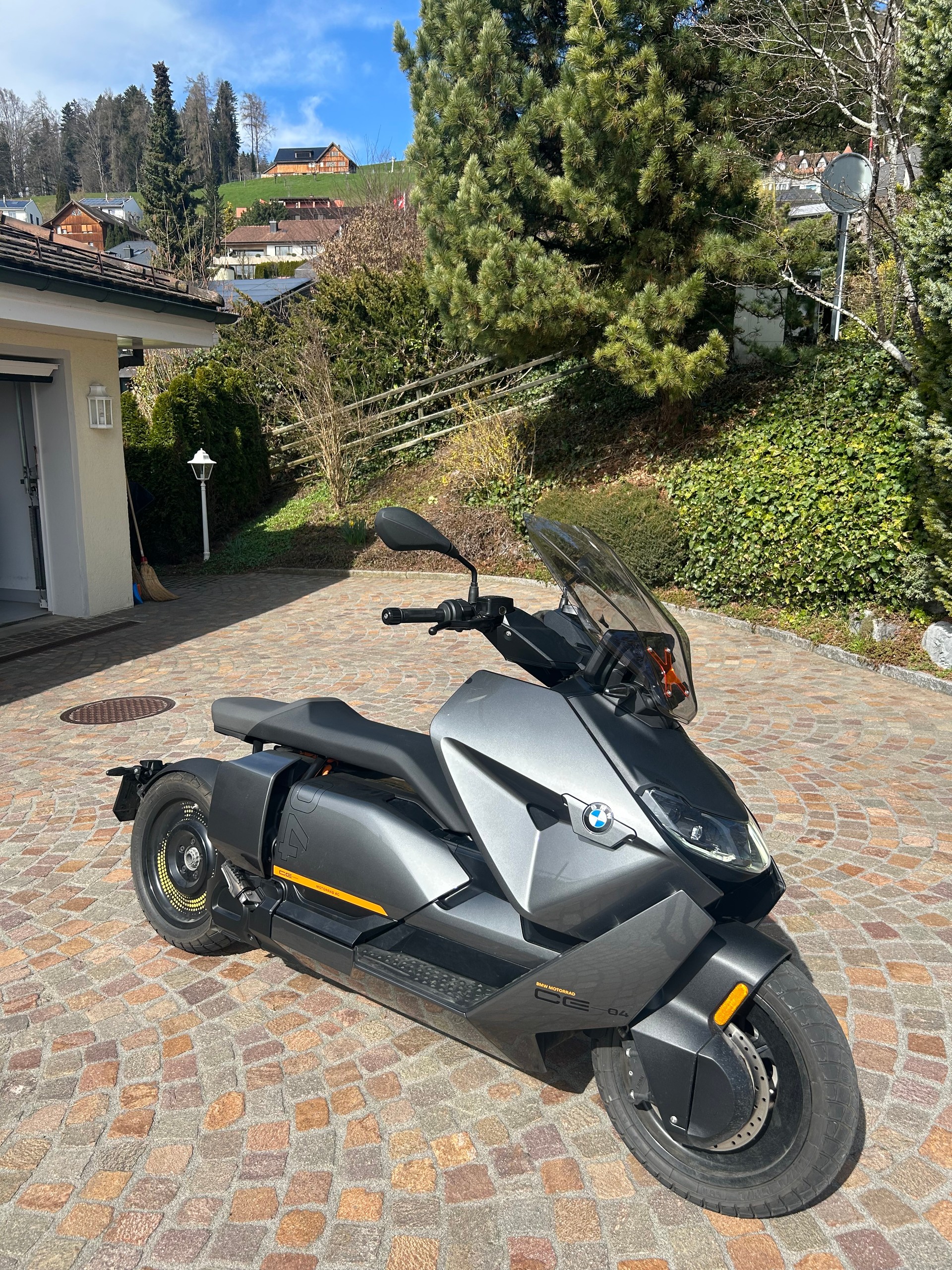 BMW CE 04-image-1