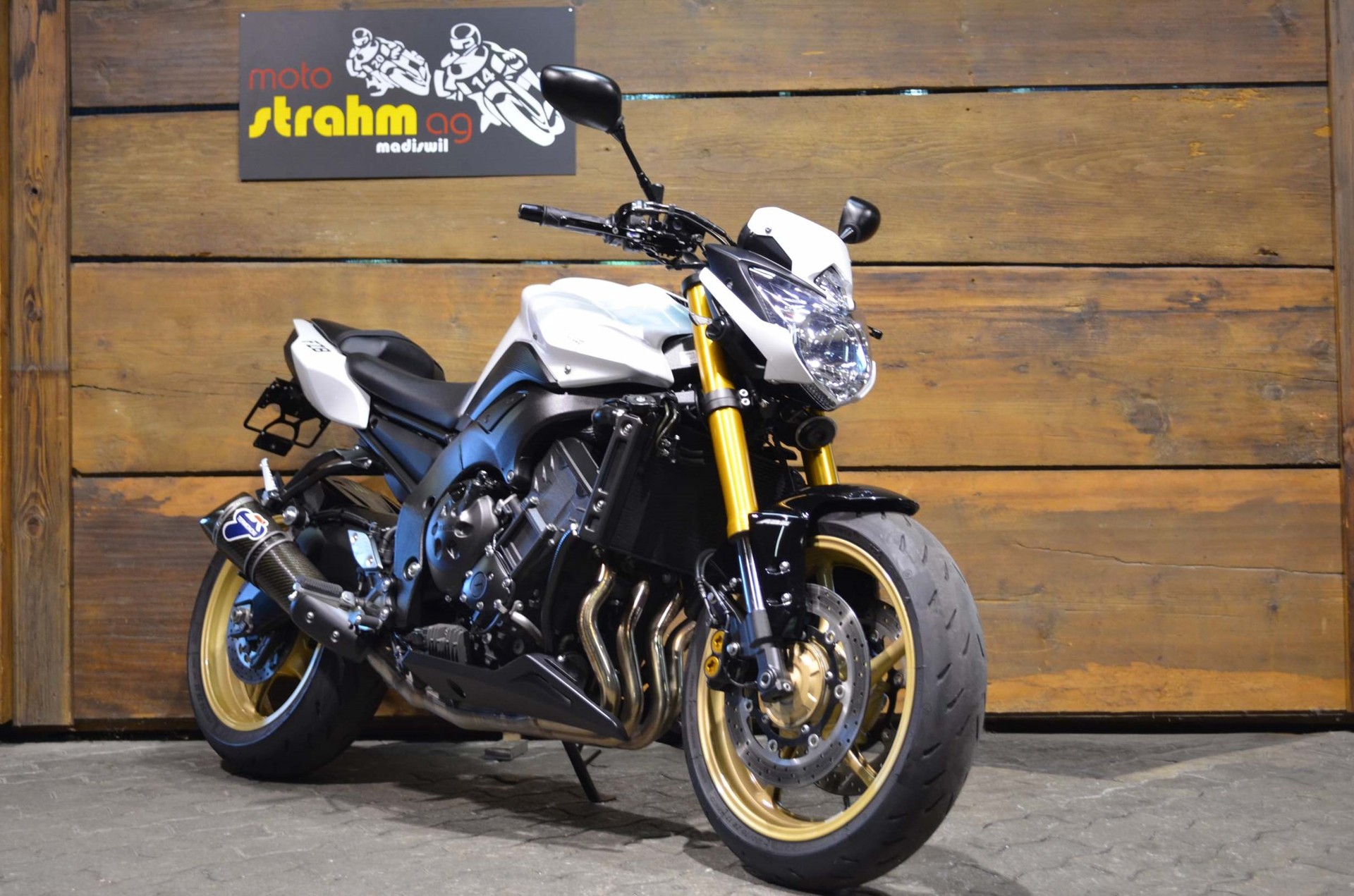 YAMAHA FZ8 N ABS-showroom-element-1