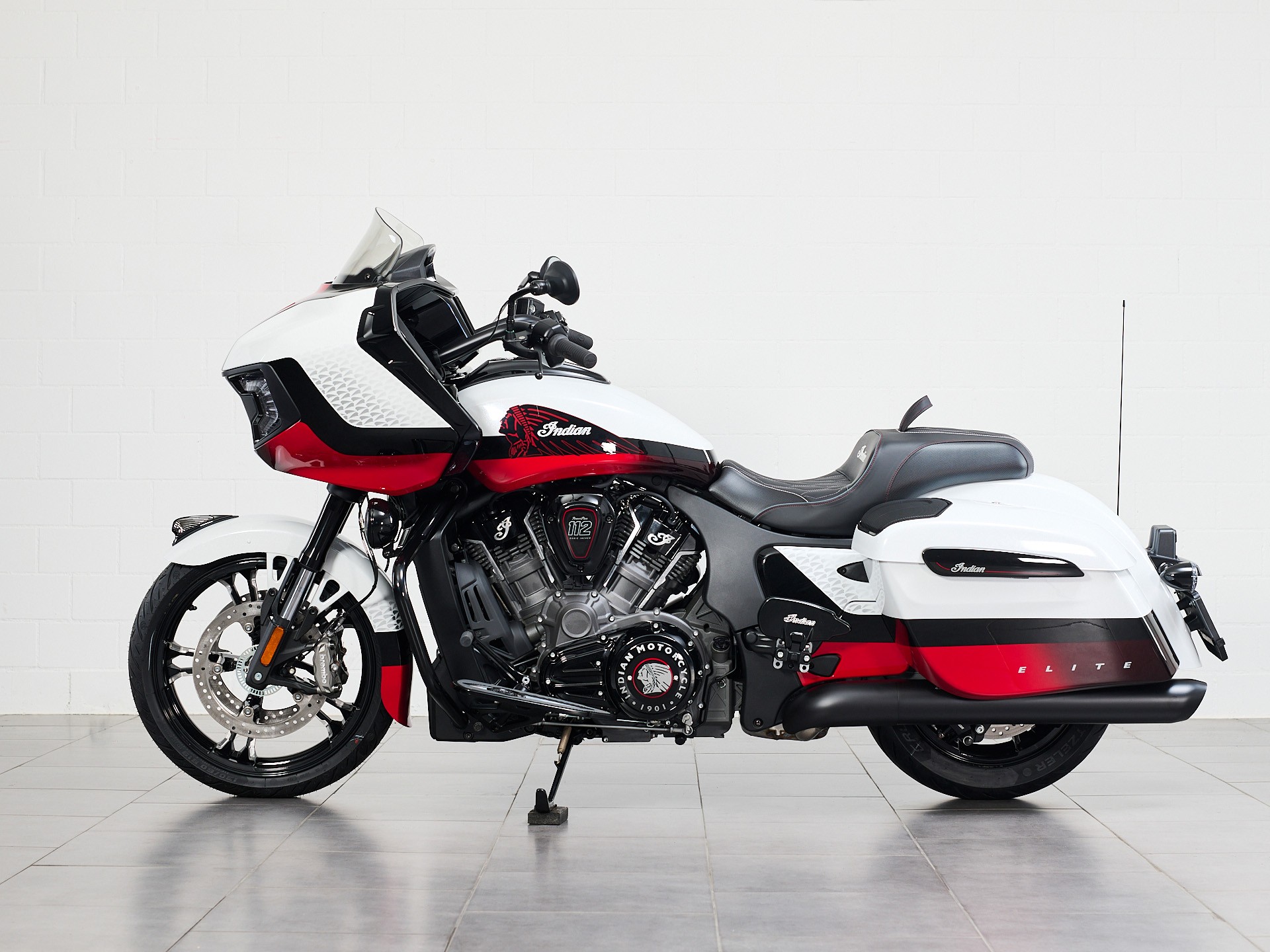 INDIAN Challenger Elite 2025-showroom-element-3