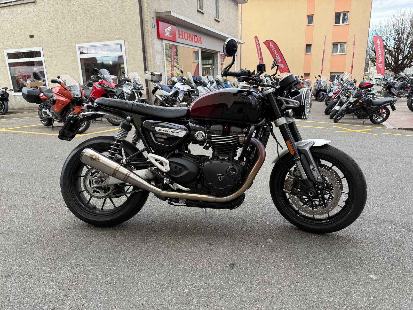 TRIUMPH Speed Twin 1200 Breitling Edition-showroom-element-3