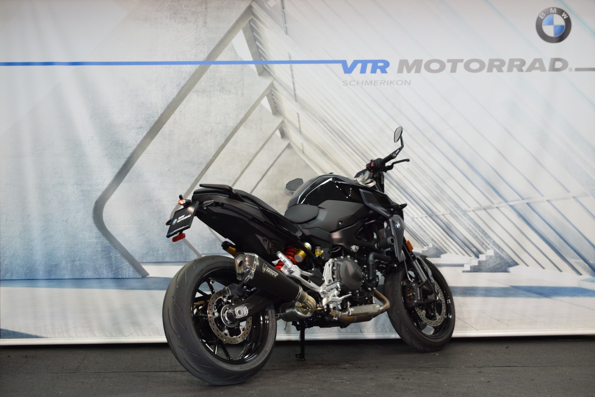 BMW F 900 R Triple Black Inkl. MIVV, Kurzheck & Lenkerendspiegel-image-2