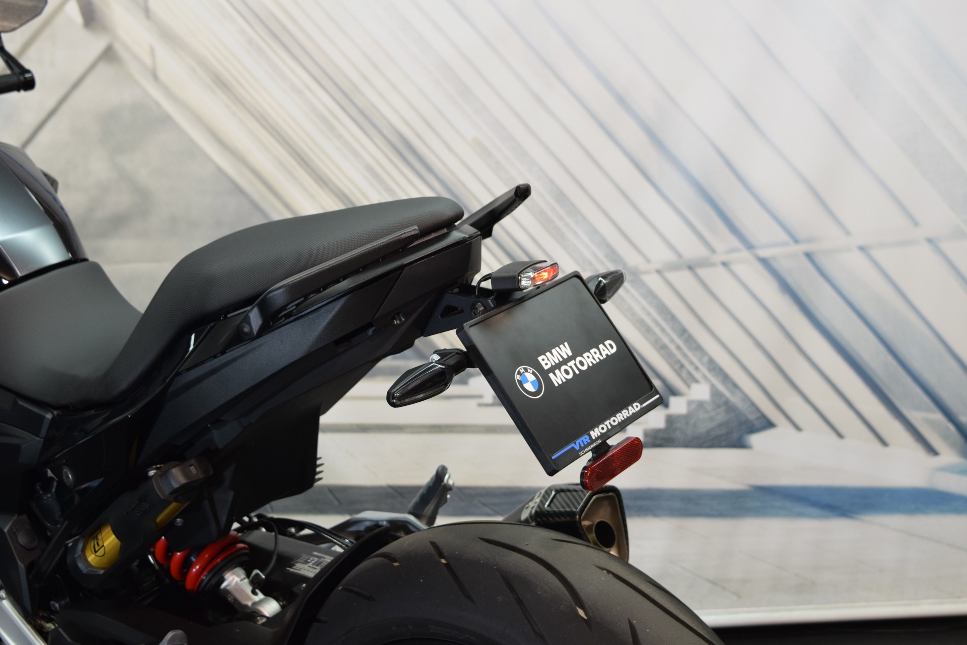 BMW F 900 R Triple Black Inkl. MIVV, Kurzheck & Lenkerendspiegel-image-6