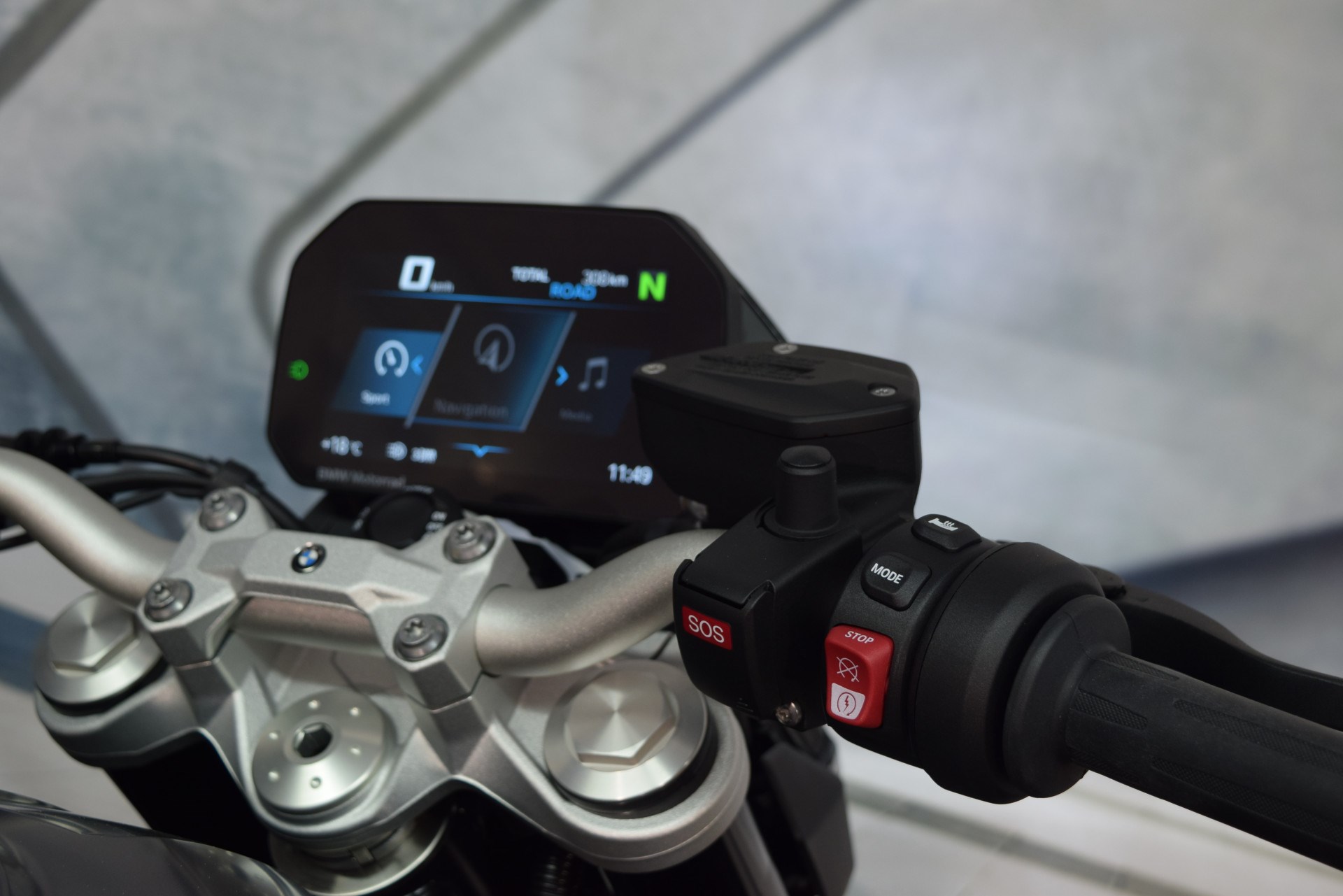 BMW F 900 R Triple Black Inkl. MIVV, Kurzheck & Lenkerendspiegel-image-8