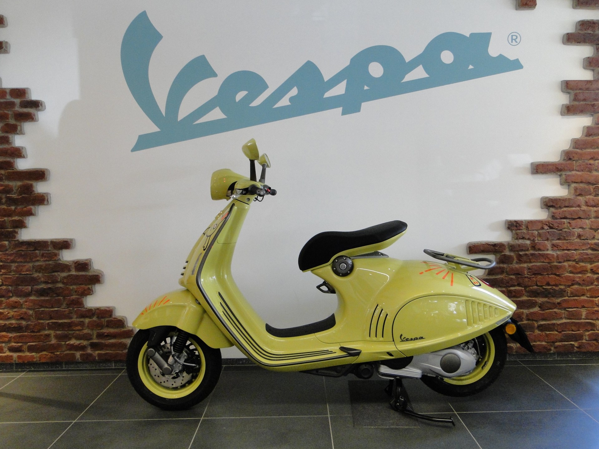 PIAGGIO Vespa 946 125 10 Anniversario Bunny Sondermodell Bunny 675/1000