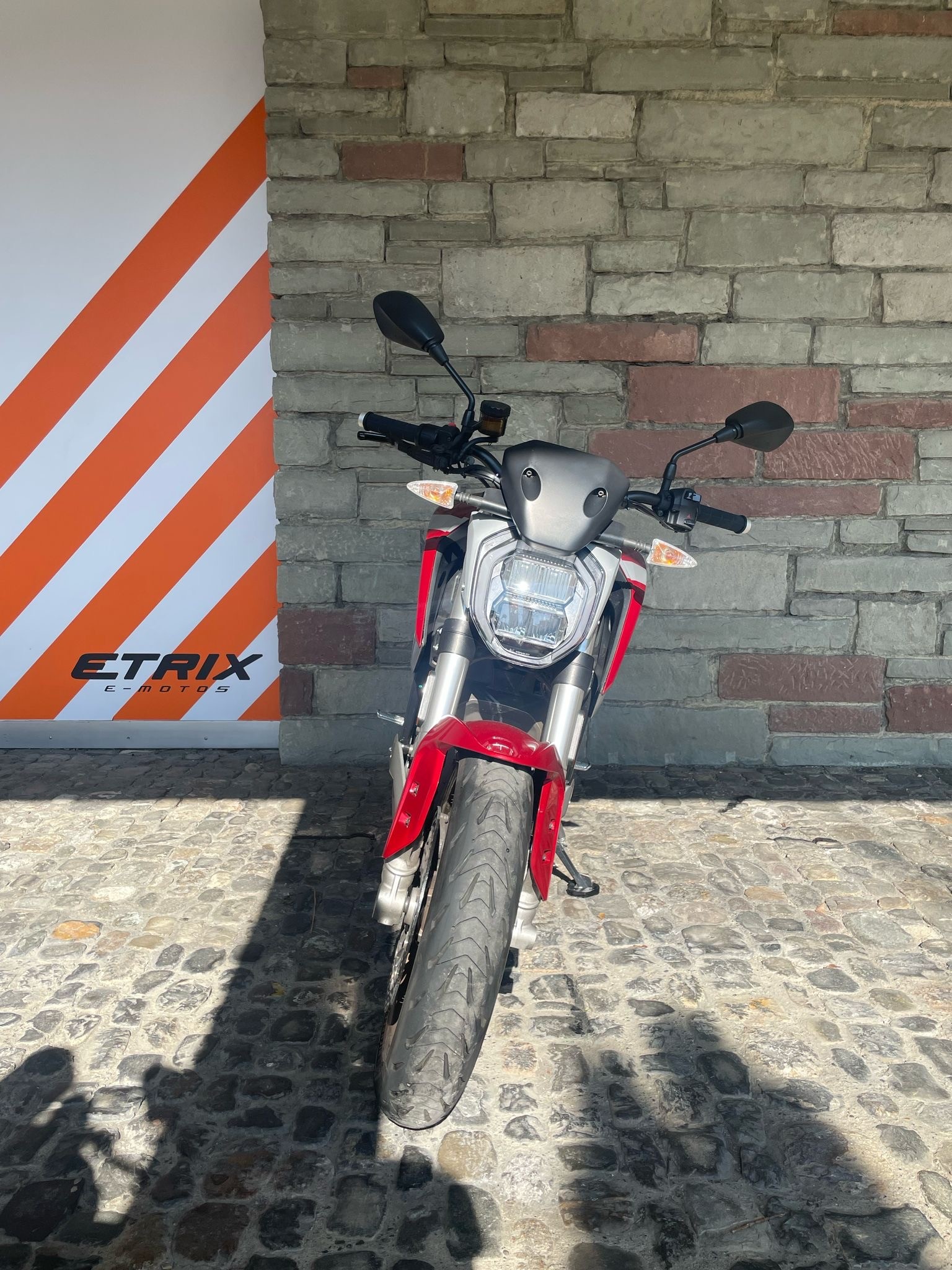 ZERO SR F Premium-showroom-element-1
