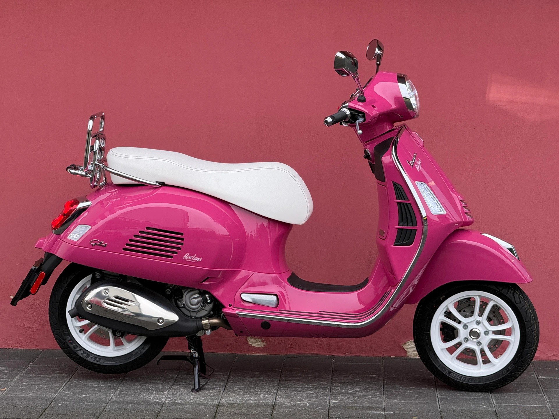 PIAGGIO Vespa GTS 125 - Shocking Rosa 801 Tailor Made