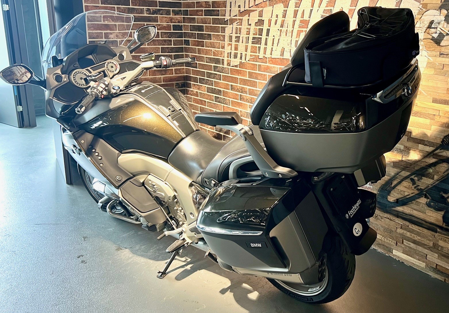BMW K 1600 GTL Exclusive-showroom-element-2