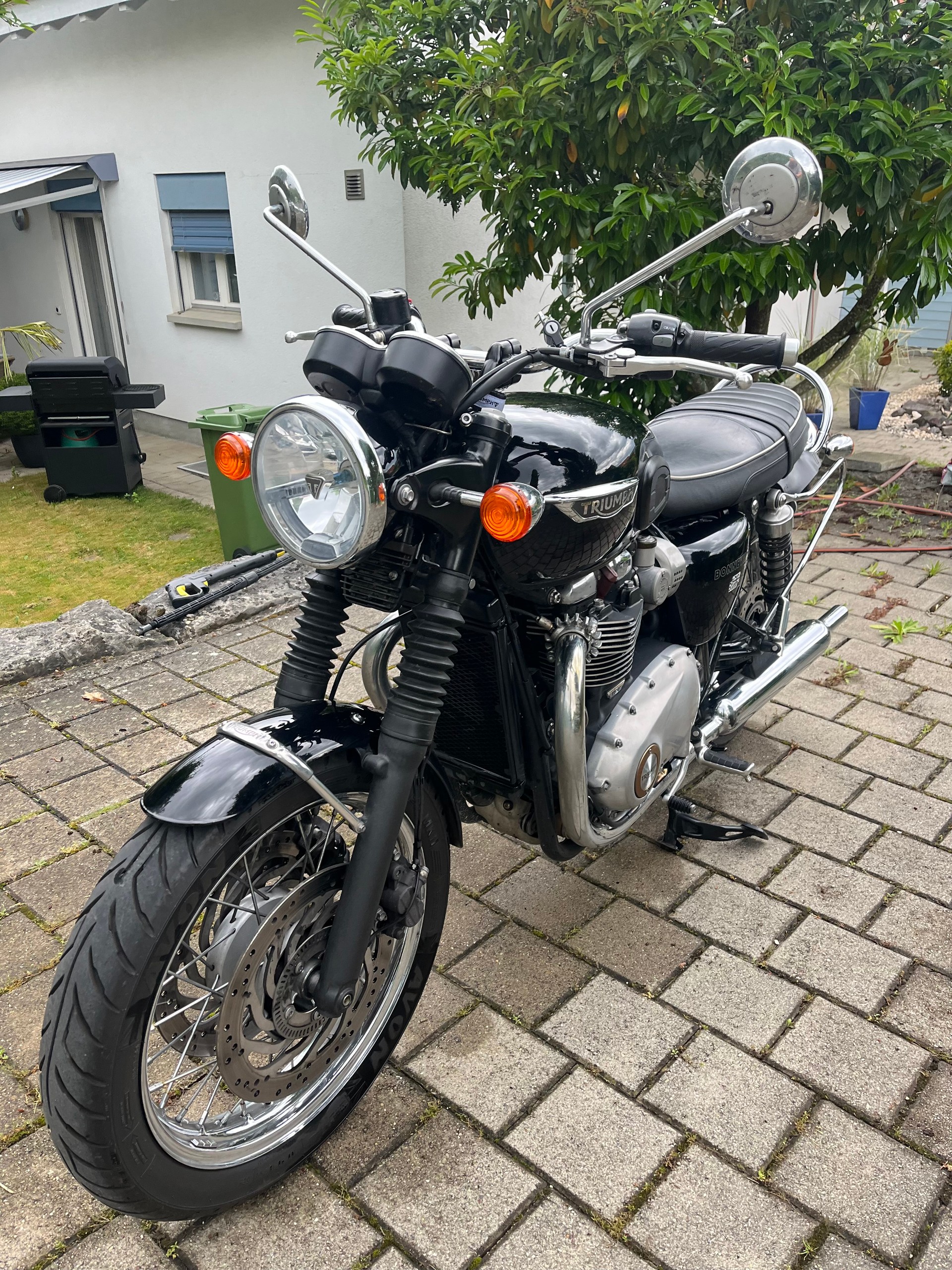 TRIUMPH Bonneville T120 ABS-image-1