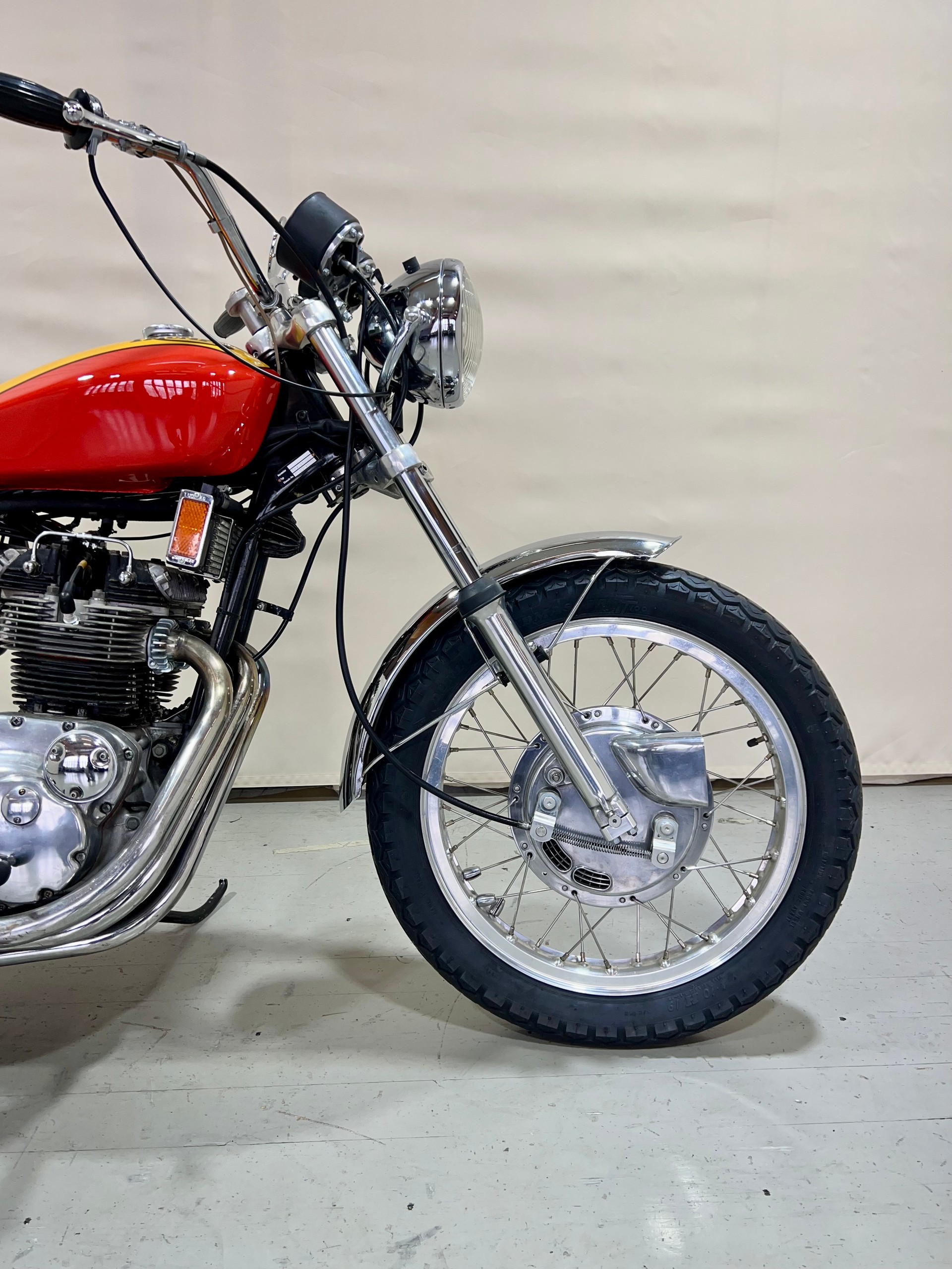 TRIUMPH X-75 Hurricane-showroom-element-1