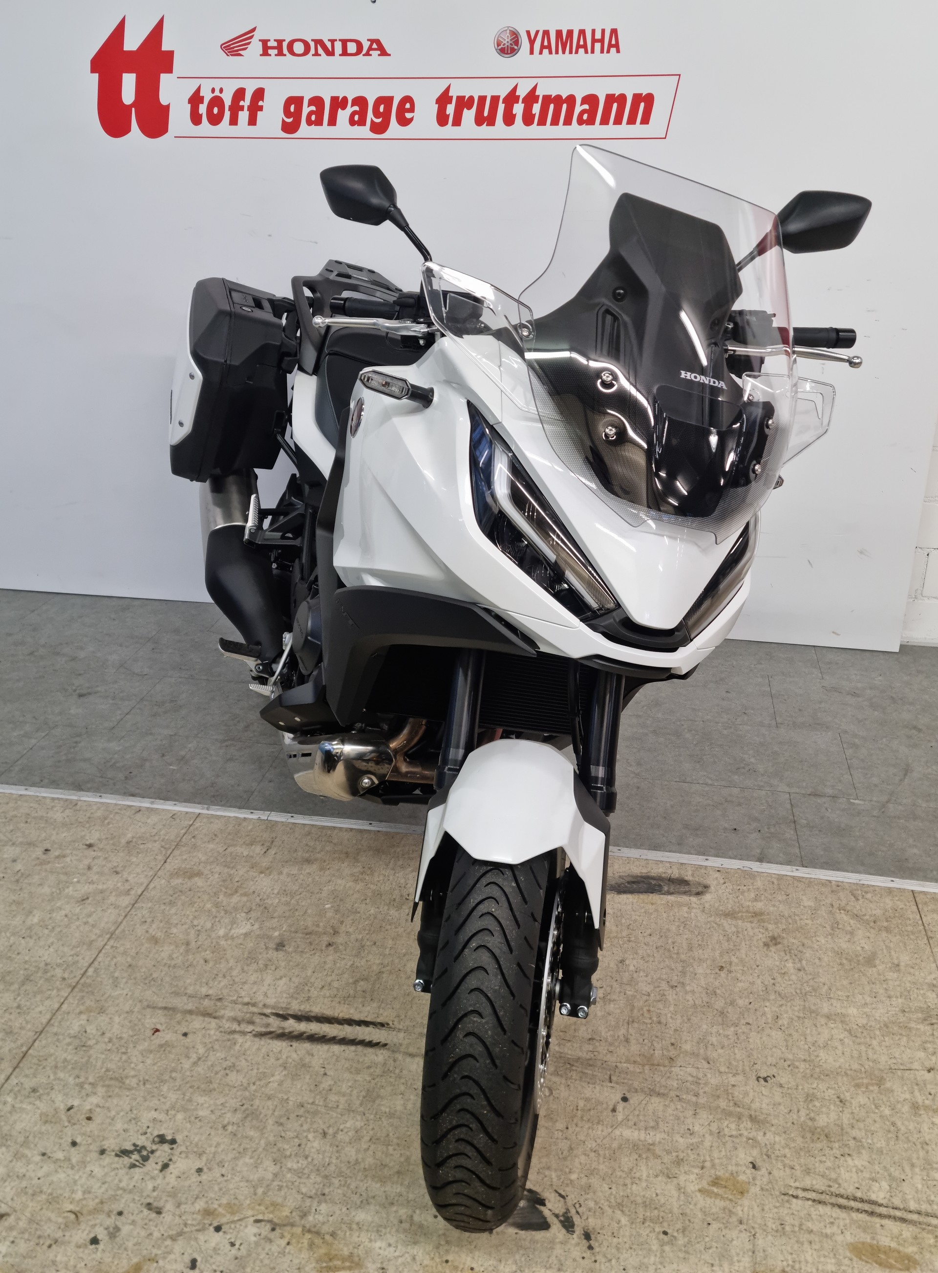 HONDA NT 1100-showroom-element-1
