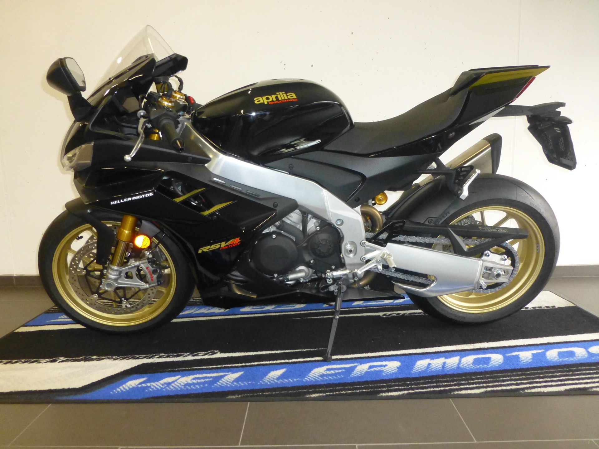 APRILIA RSV4 1100 Factory-showroom-element-1