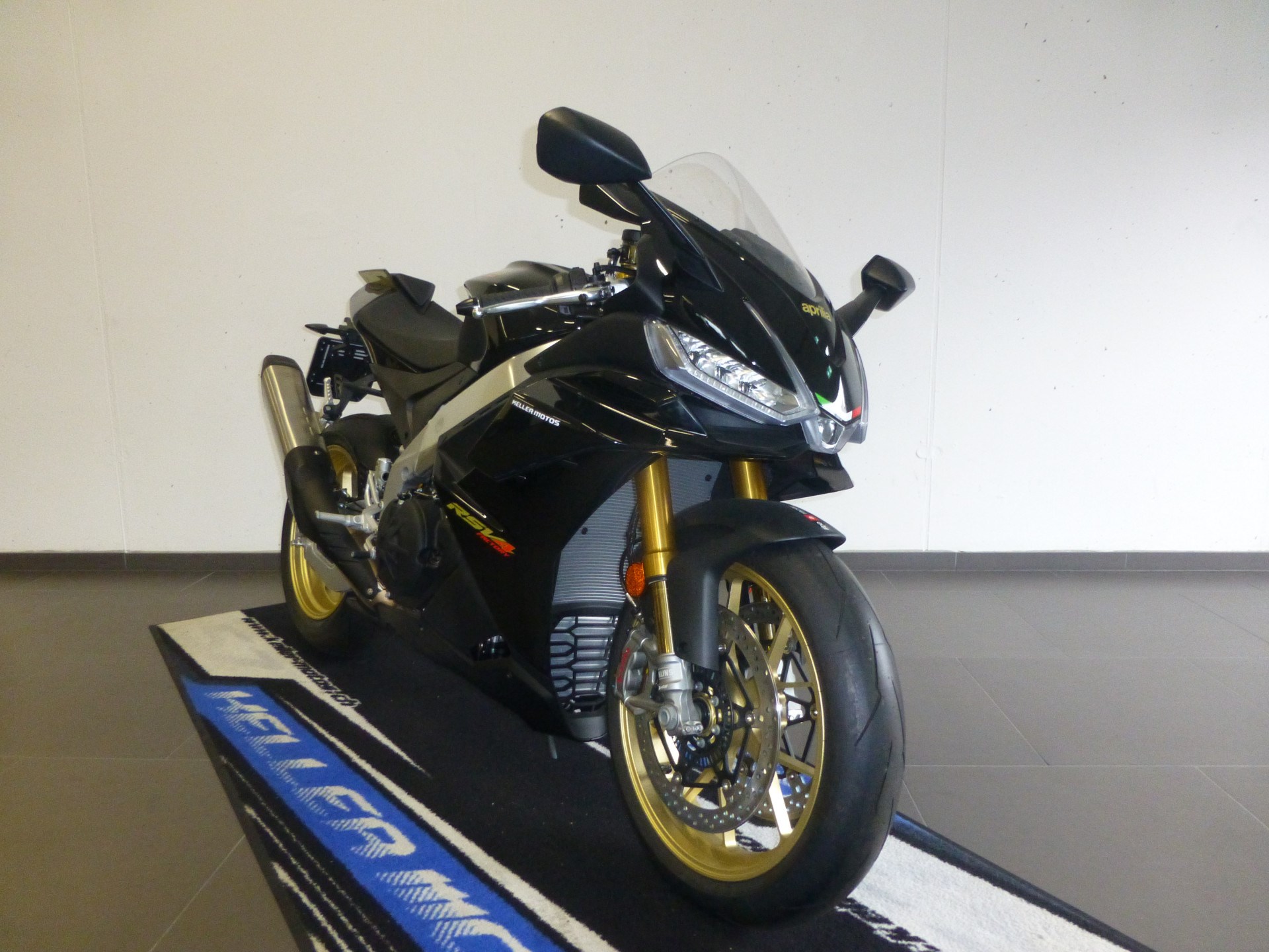 APRILIA RSV4 1100 Factory-showroom-element-2
