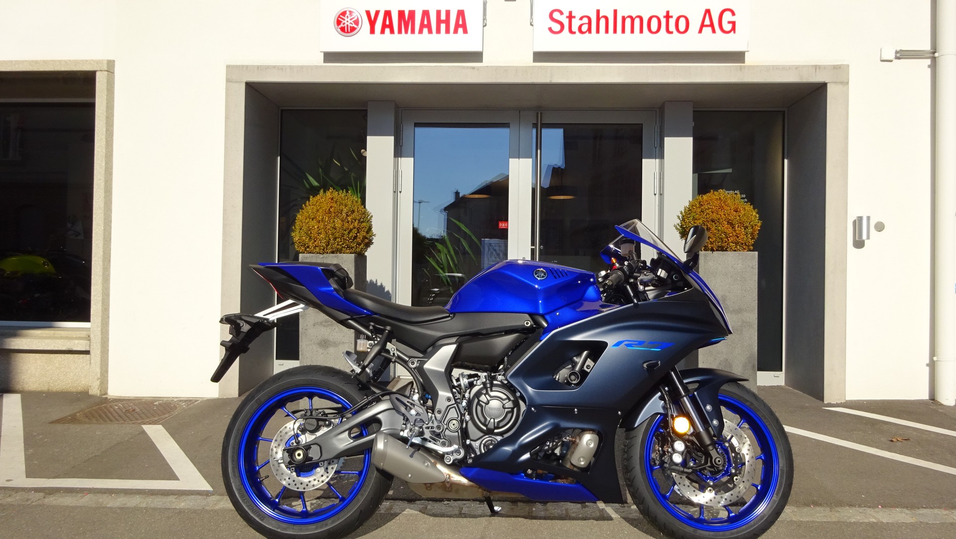 YAMAHA R7