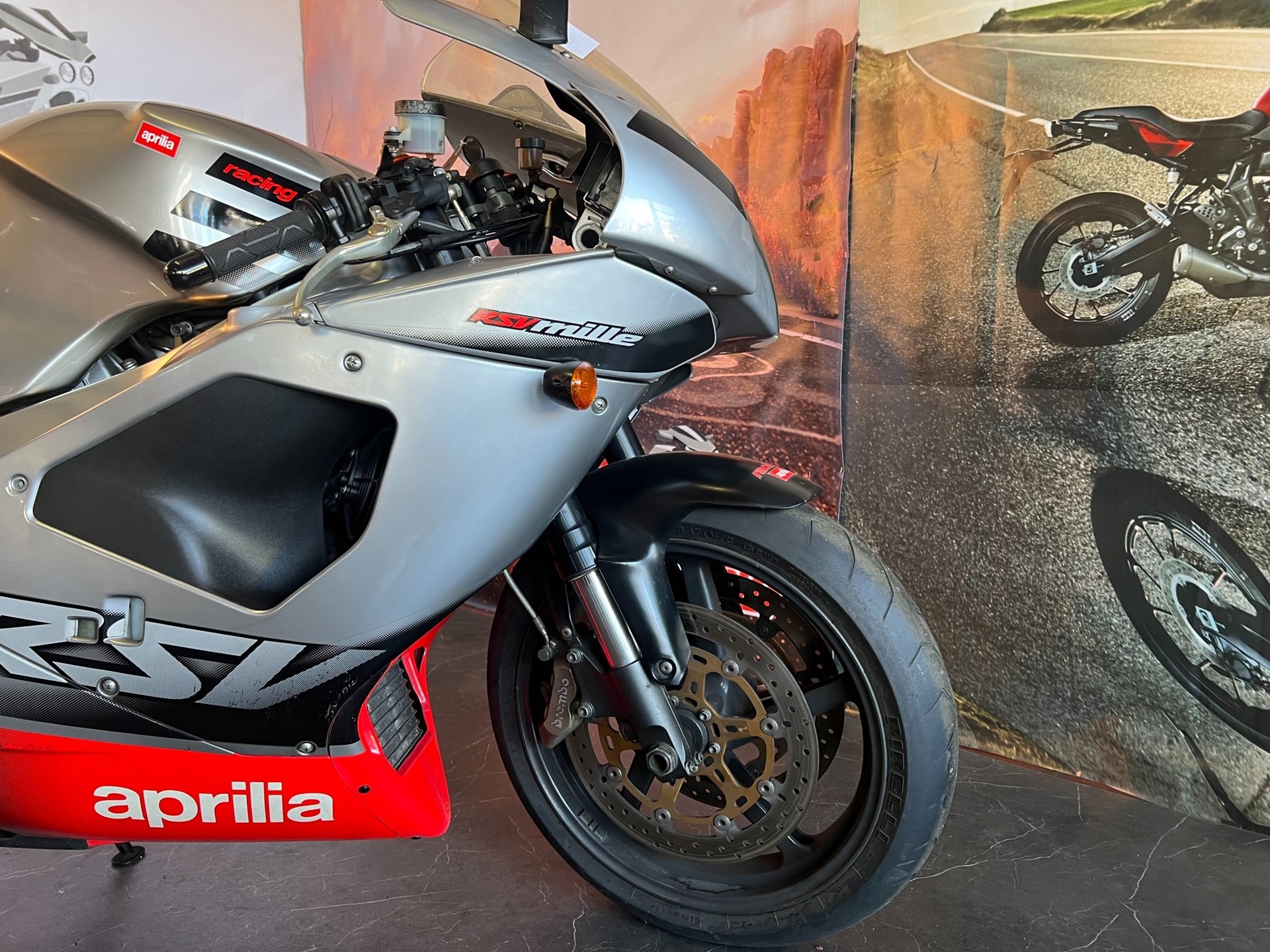 APRILIA RST 1000 Futura-showroom-element-2