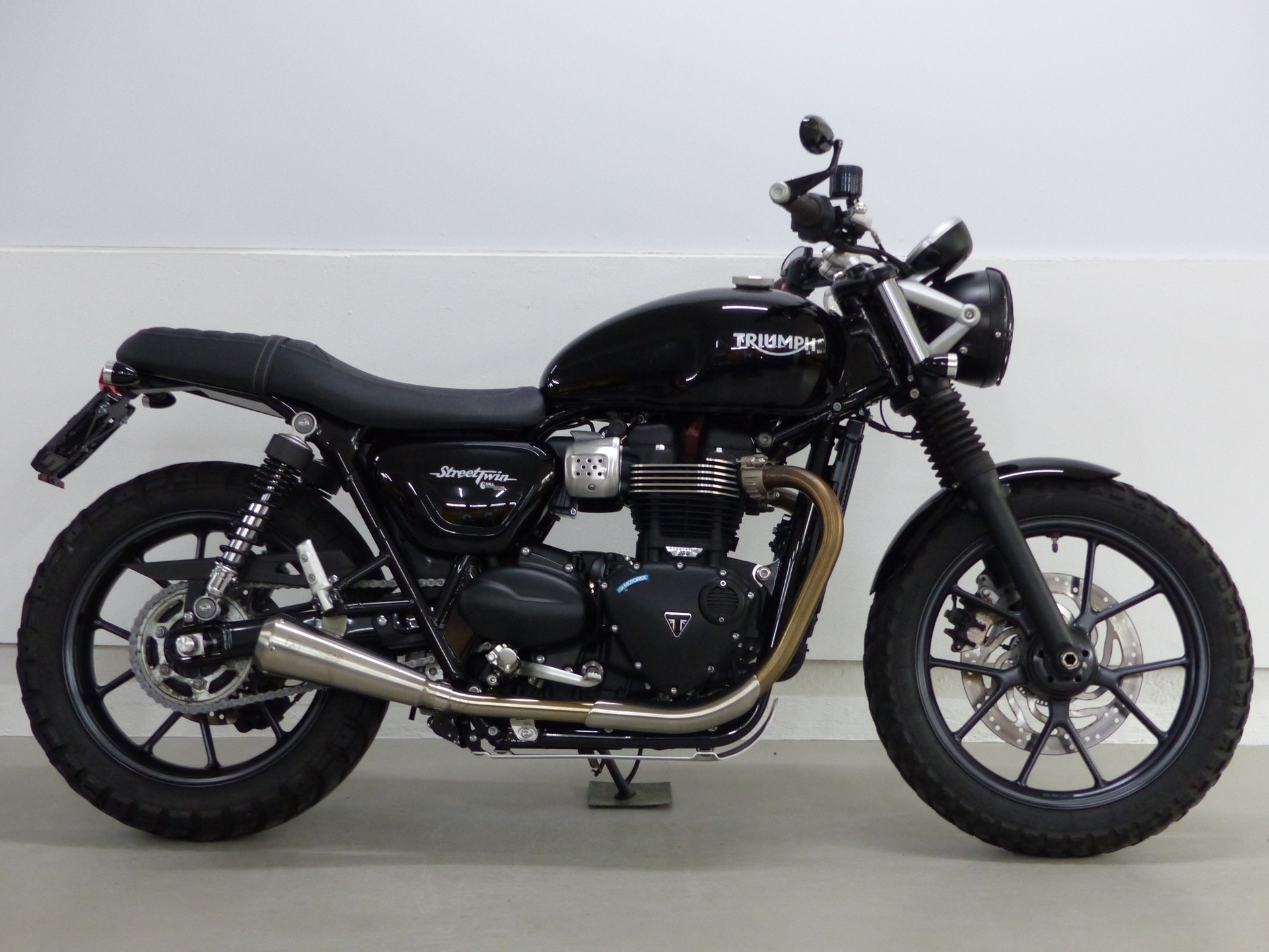TRIUMPH Street Twin 900 i mit Zubehör-showroom-element-1