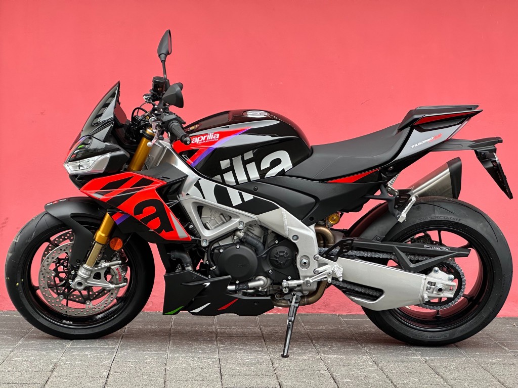 APRILIA Tuono V4 1100 Factory-showroom-element-2
