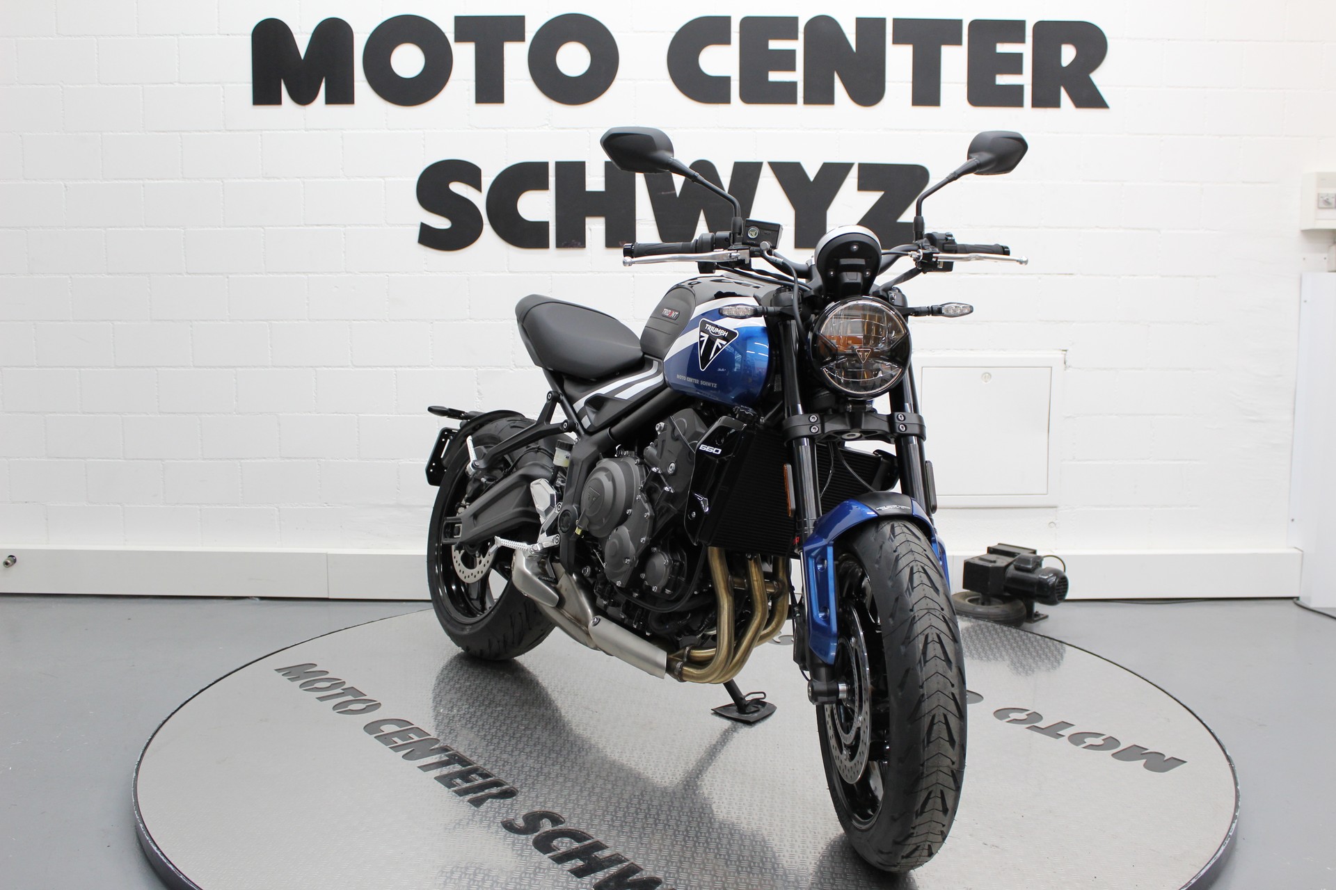 TRIUMPH Trident 660-showroom-element-1