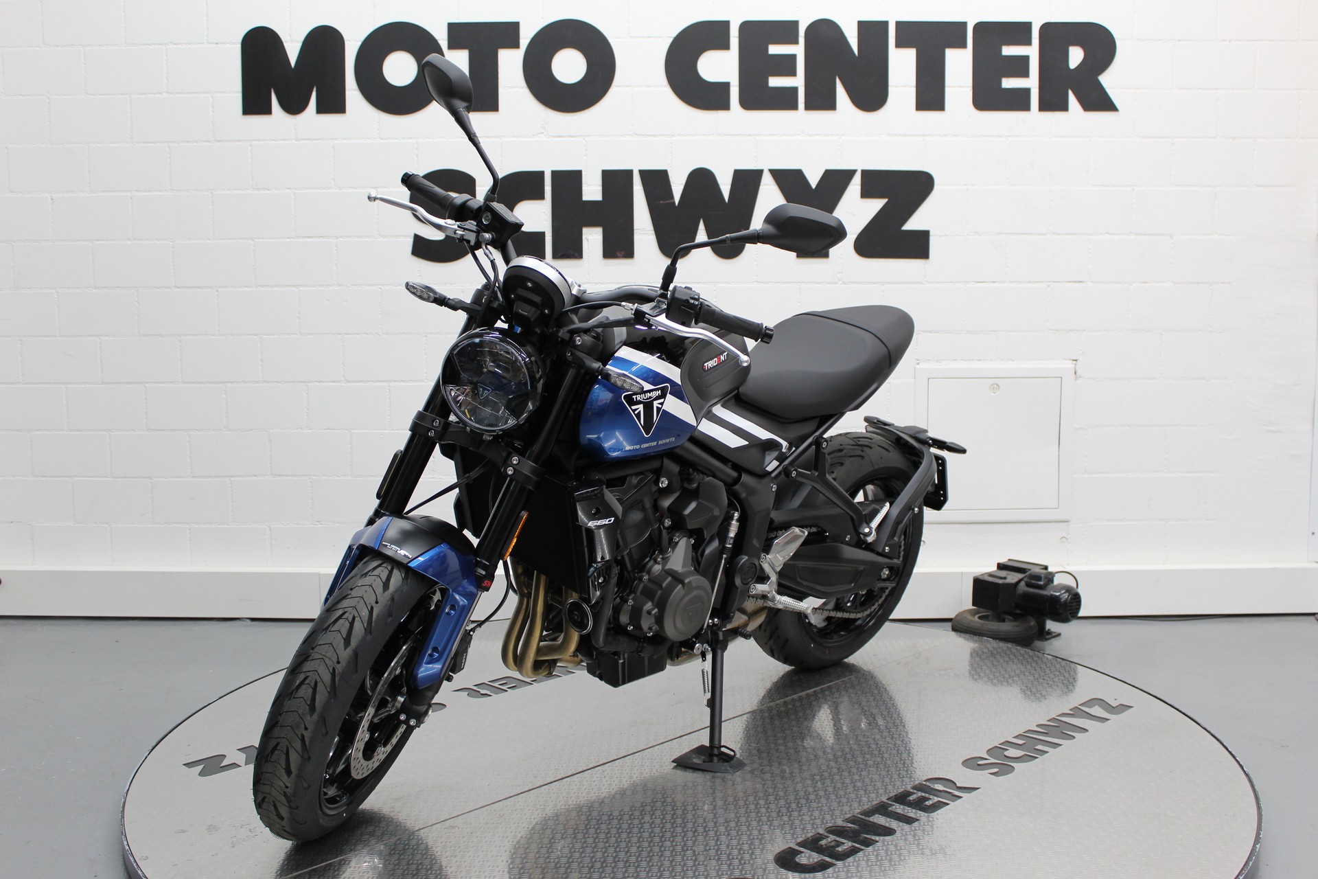 TRIUMPH Trident 660-showroom-element-3