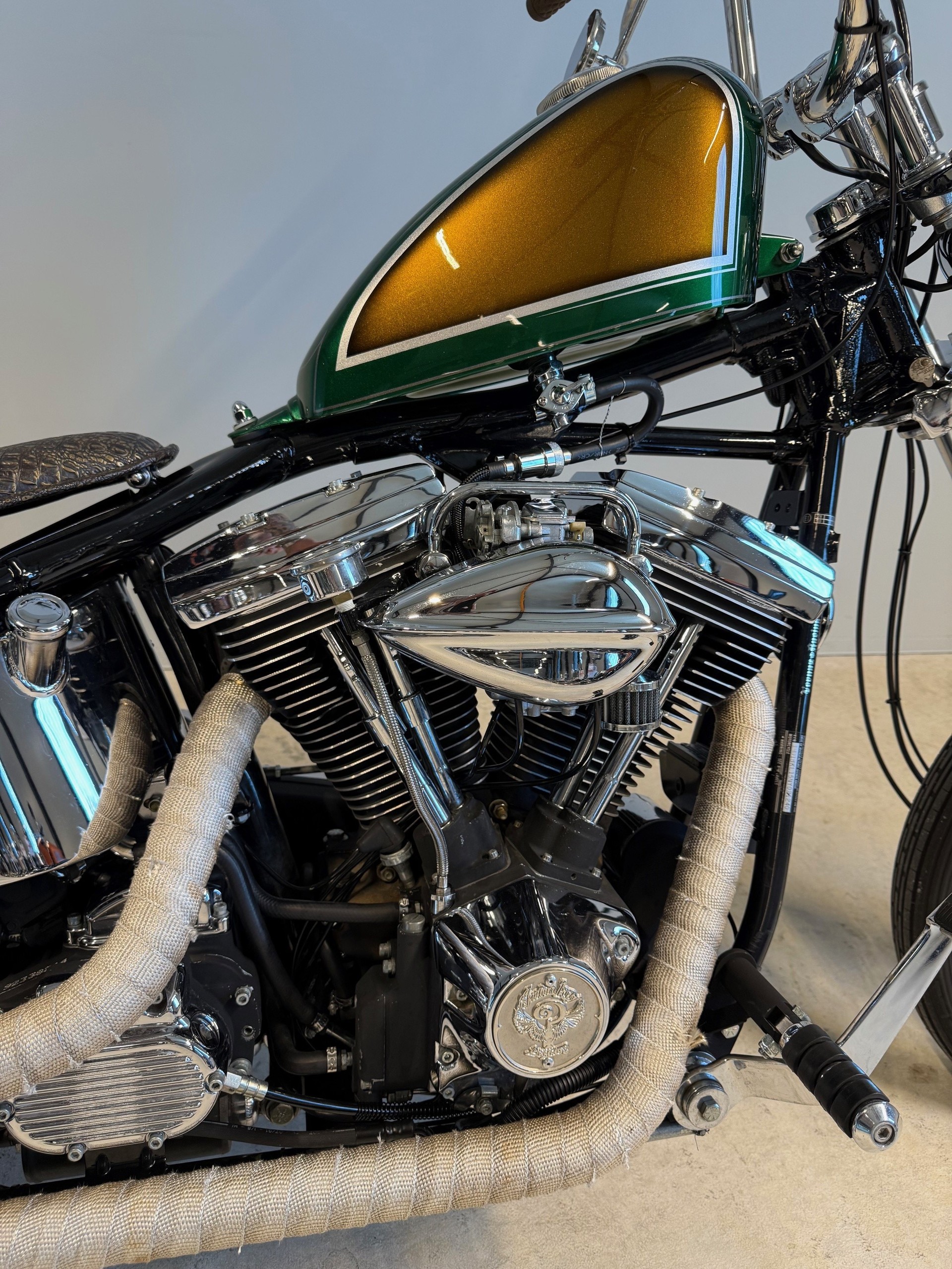 HARLEY-DAVIDSON FXSTC Softail Custom-showroom-element-1